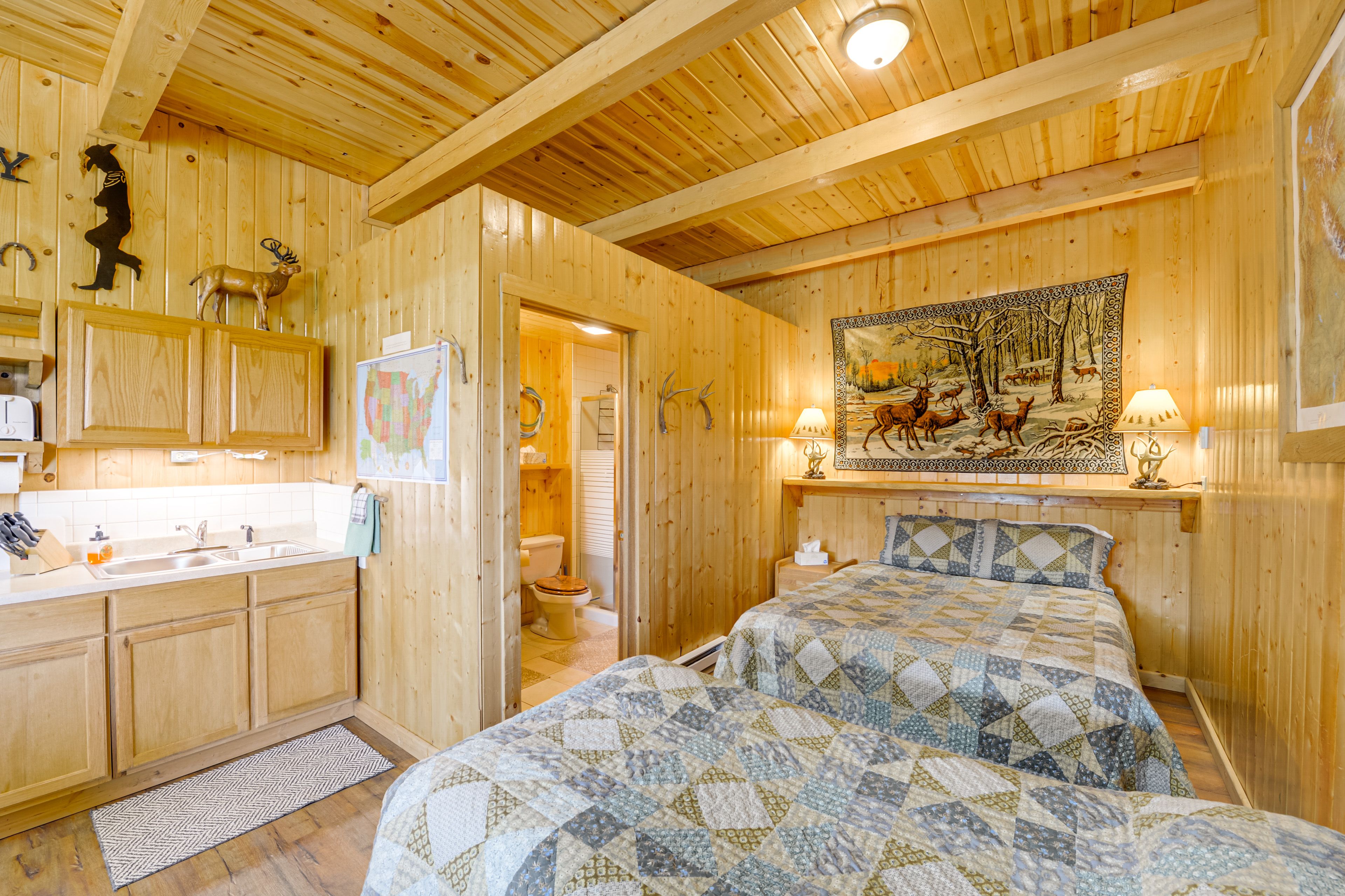 Studio | Sleeping Area | Queen Bed | Twin Bed | Linens Provided