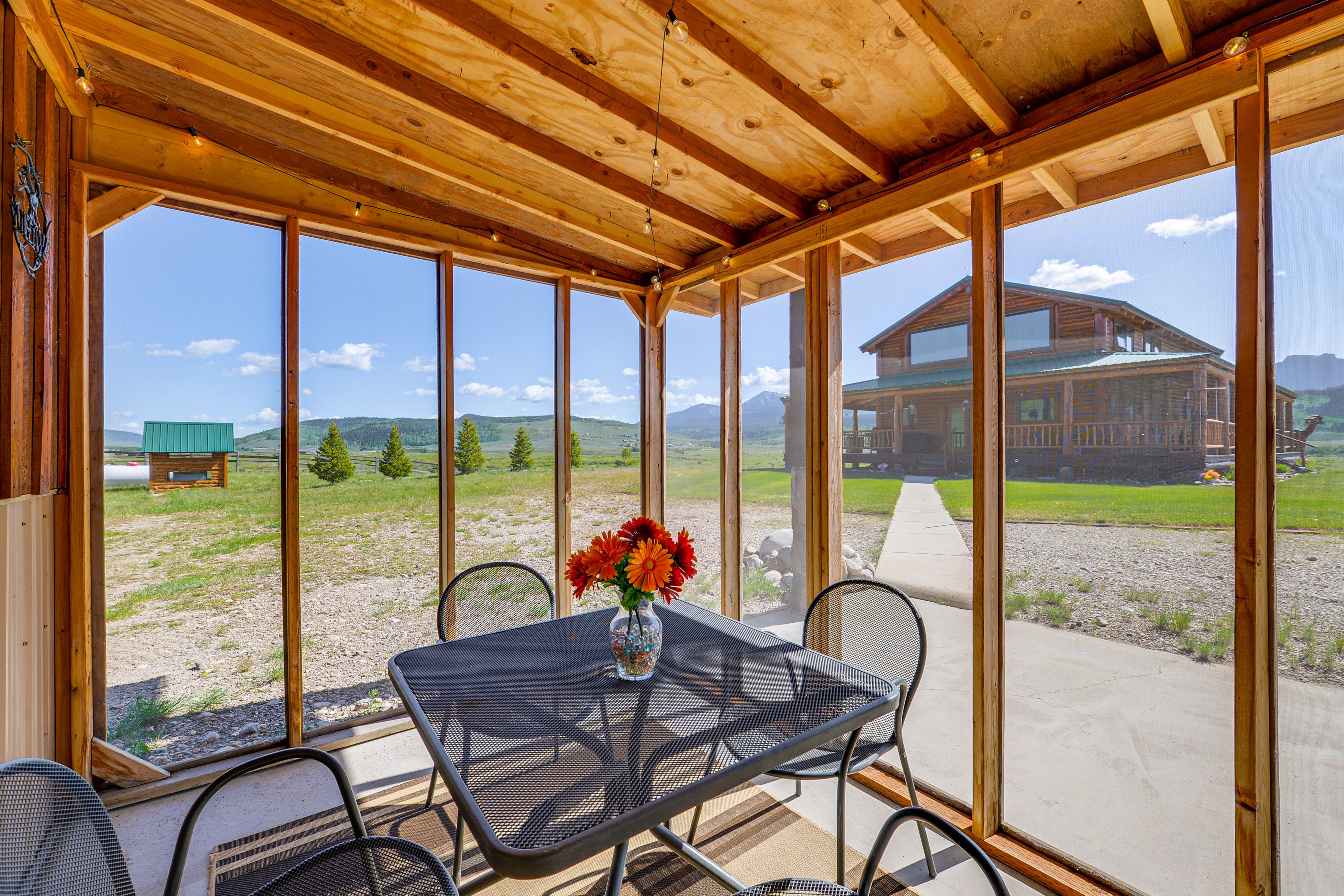 Shared Outdoor Space | Screened Patio | Dining Set