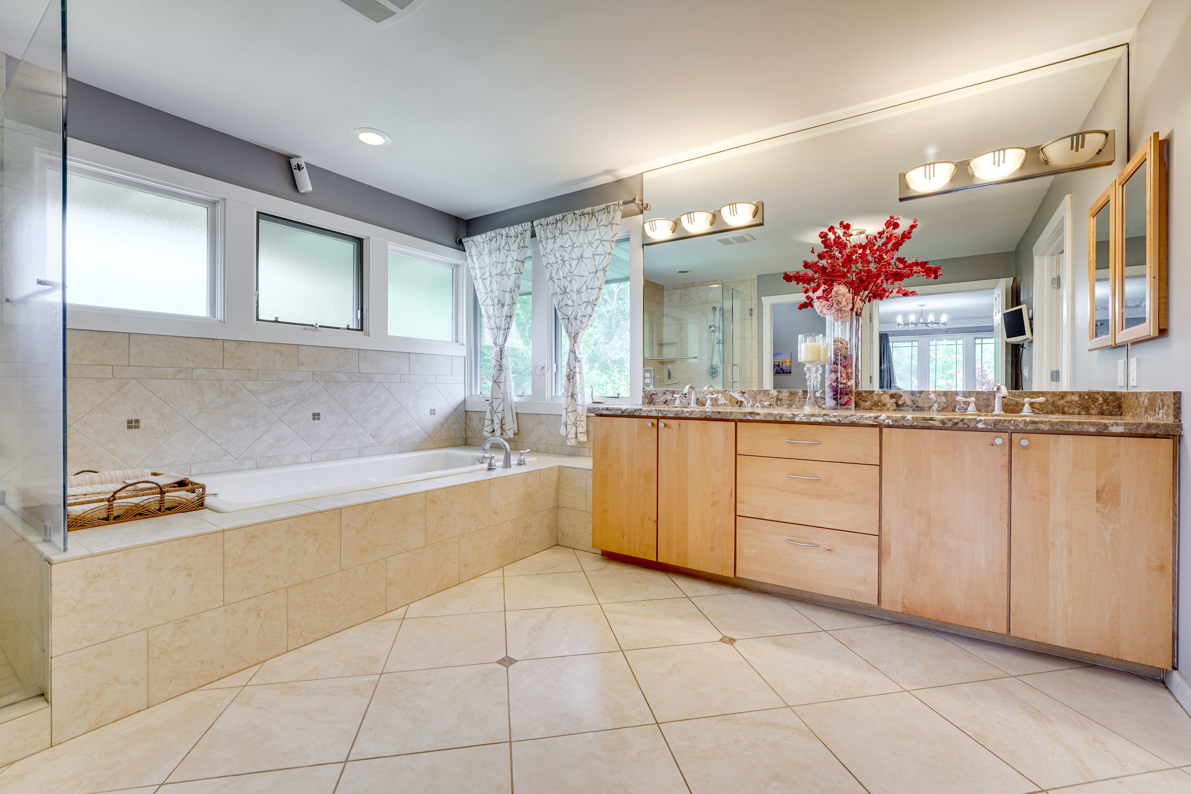 Full Bathroom | Towels Provided | 2nd Floor