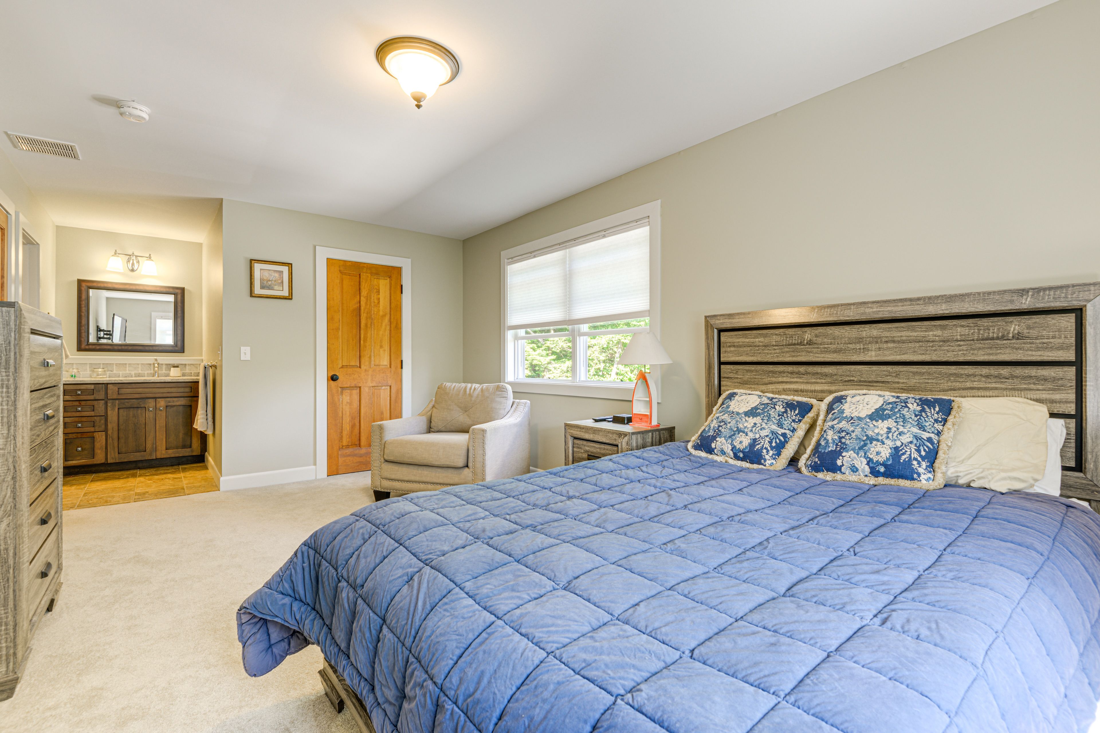 Bedroom 1 | 2nd Floor | Queen Bed