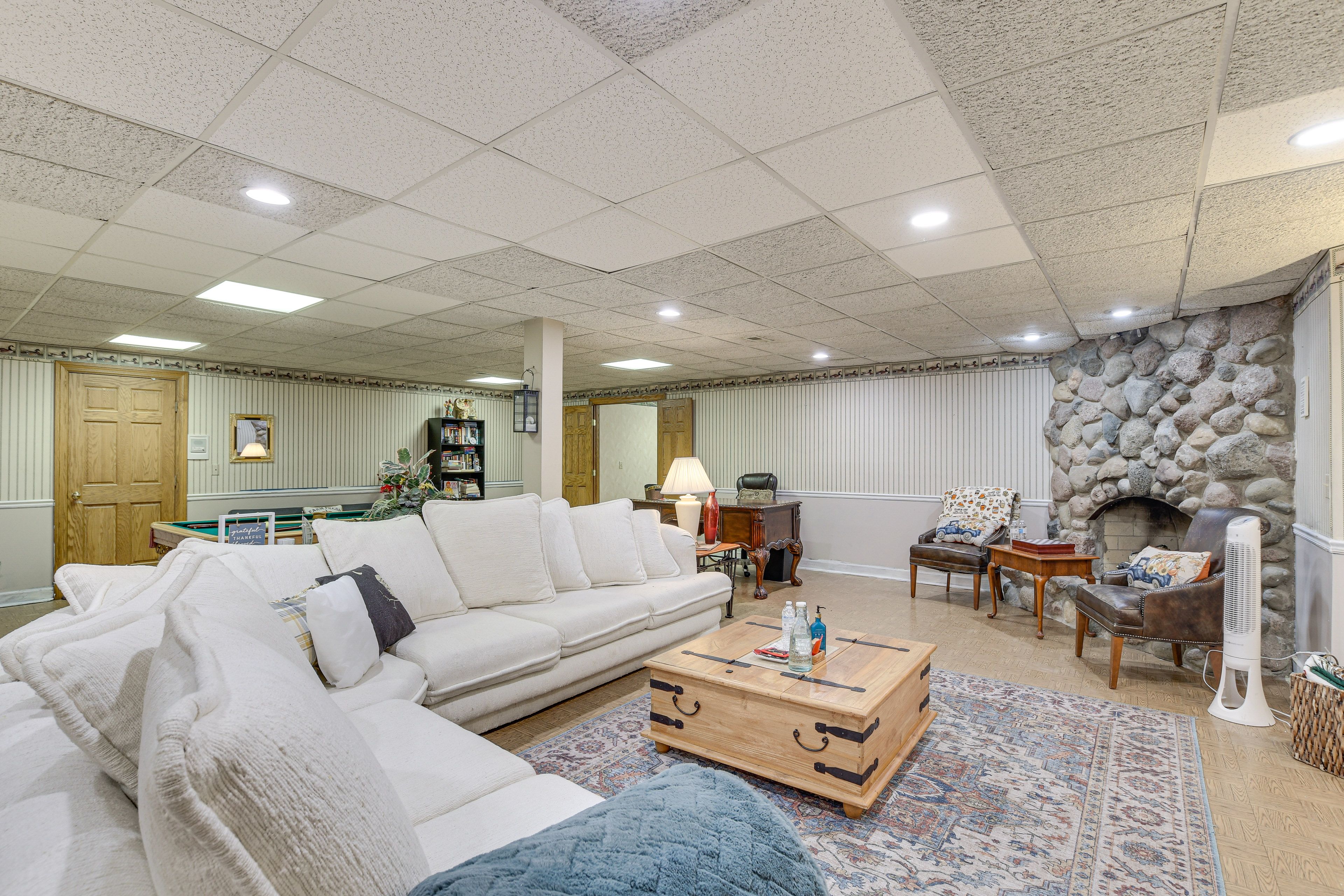 Living Room | Central A/C & Heating | Free WiFi | Smart TV