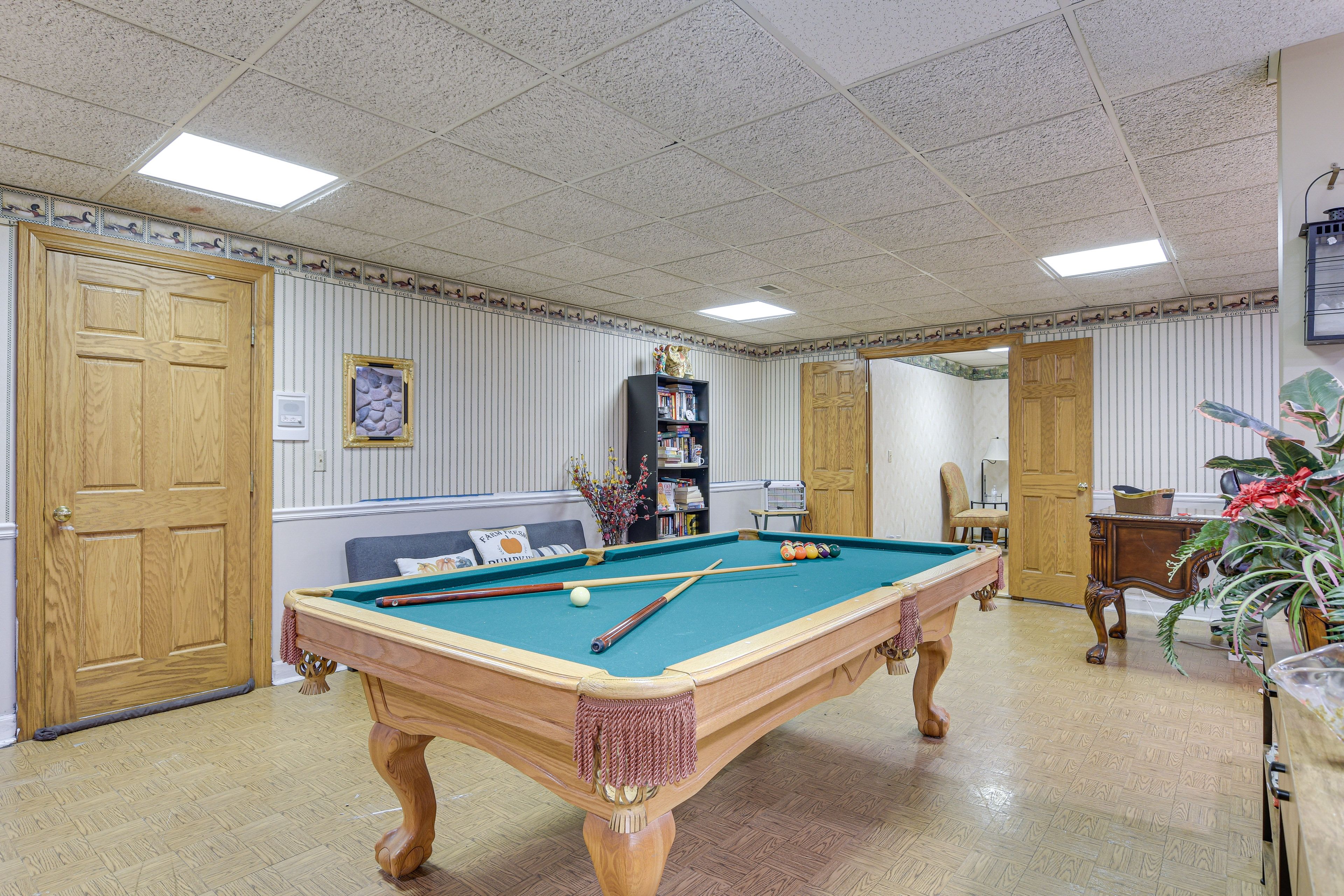 Lounge Corner | Pool Table | Books