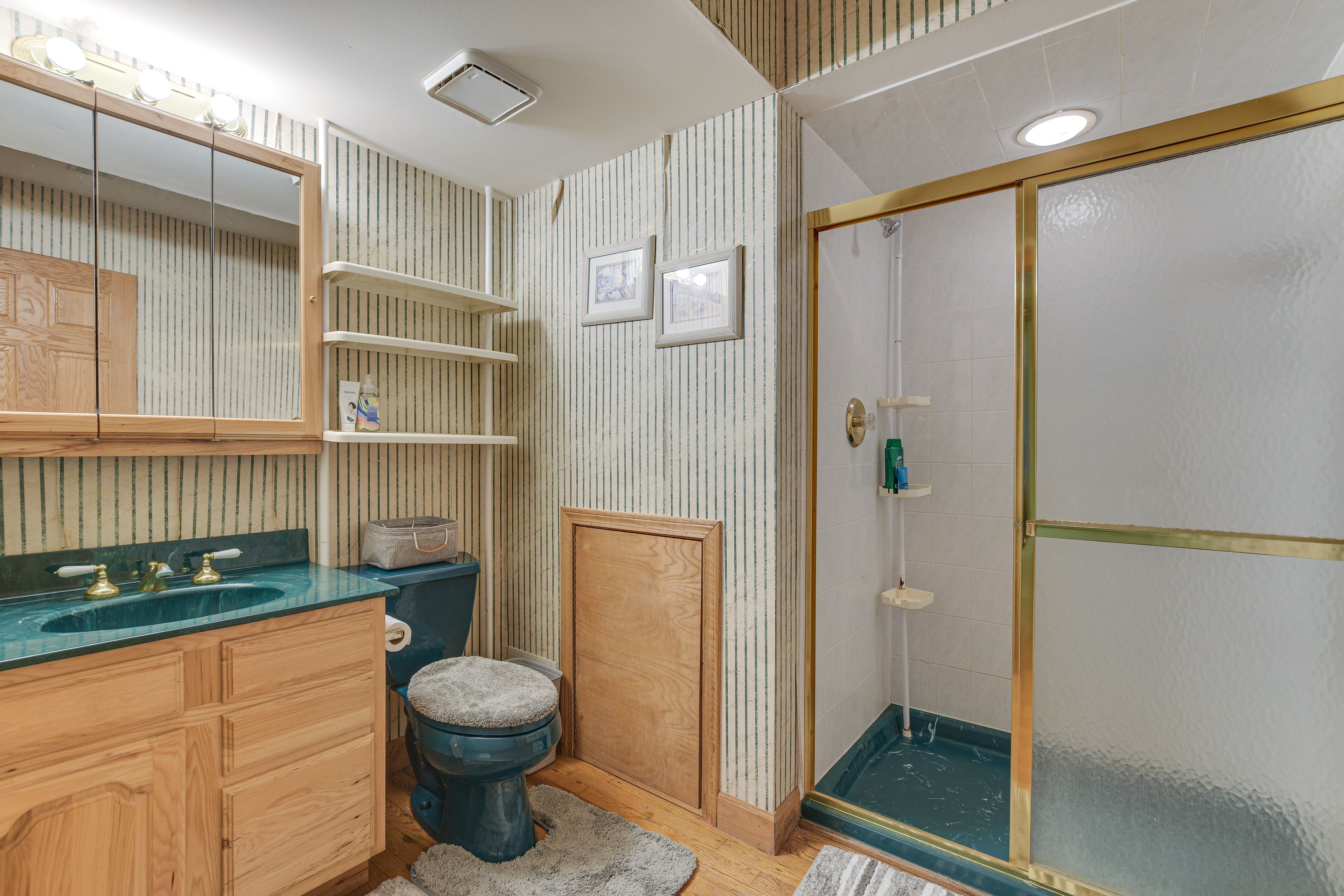 Full Bathroom | Linens & Towels | Complimentary Toiletries