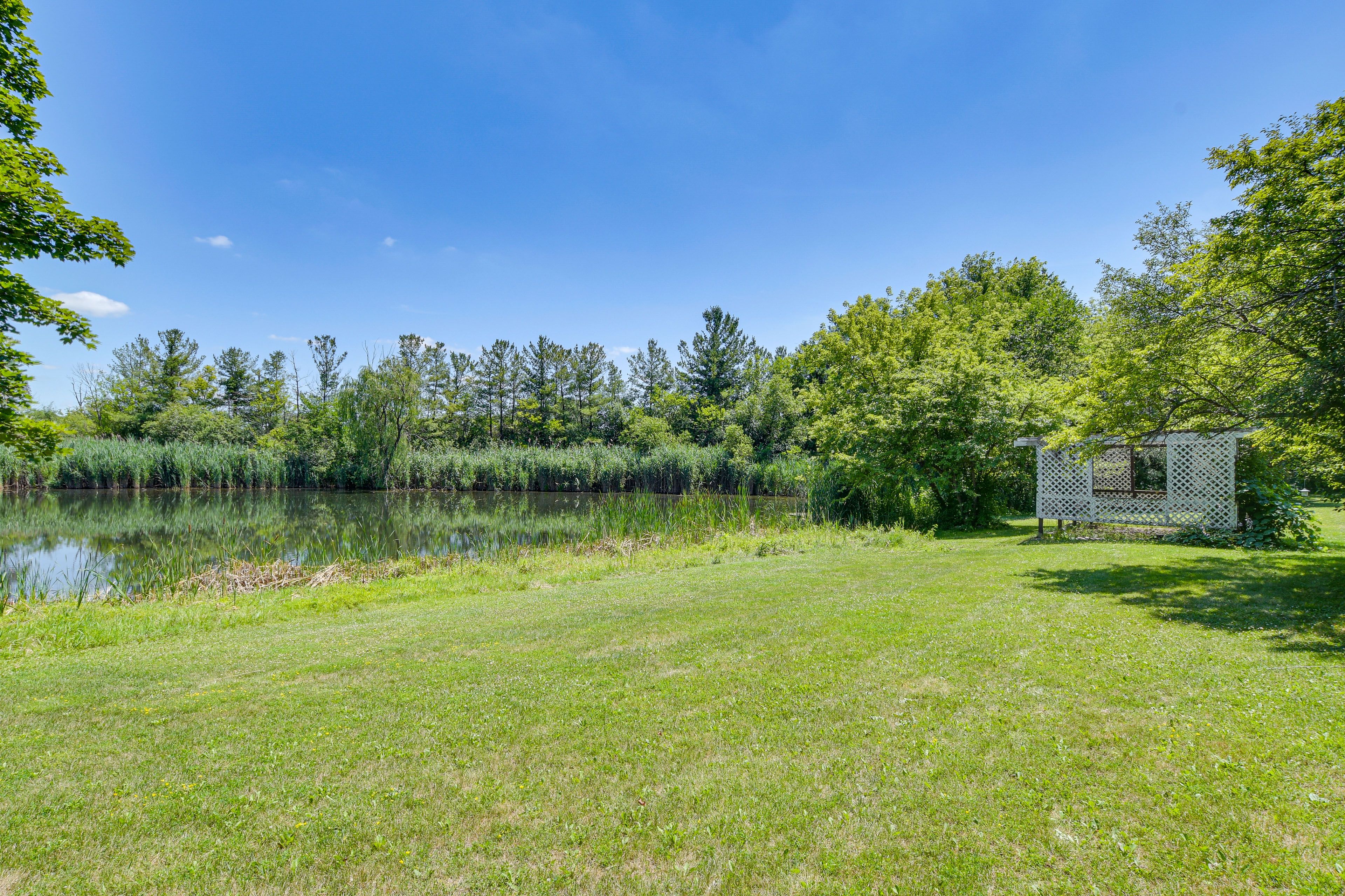 Shared Fishing Lake | Small Boat | Pergola | 6 Acres