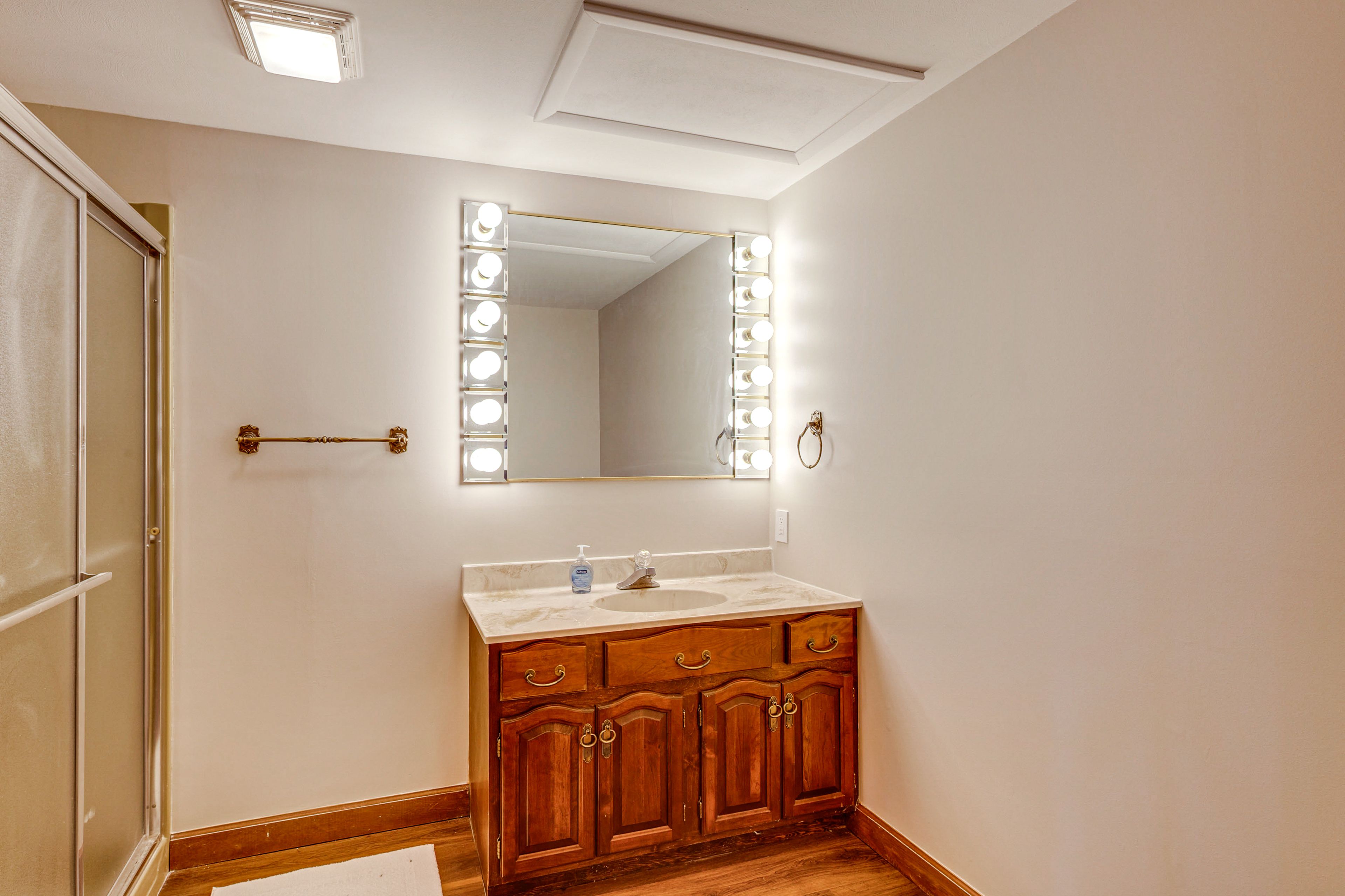 Full Bath | Upper Level