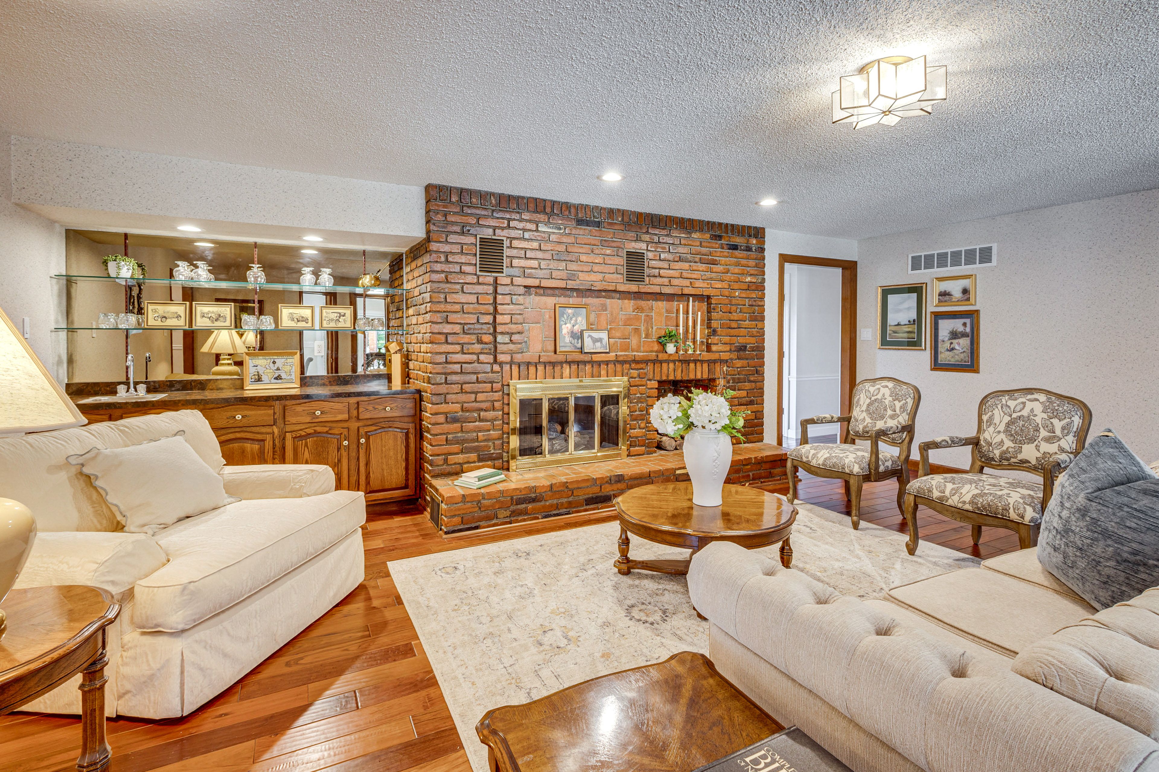 Living Room | Free WiFi | Central A/C