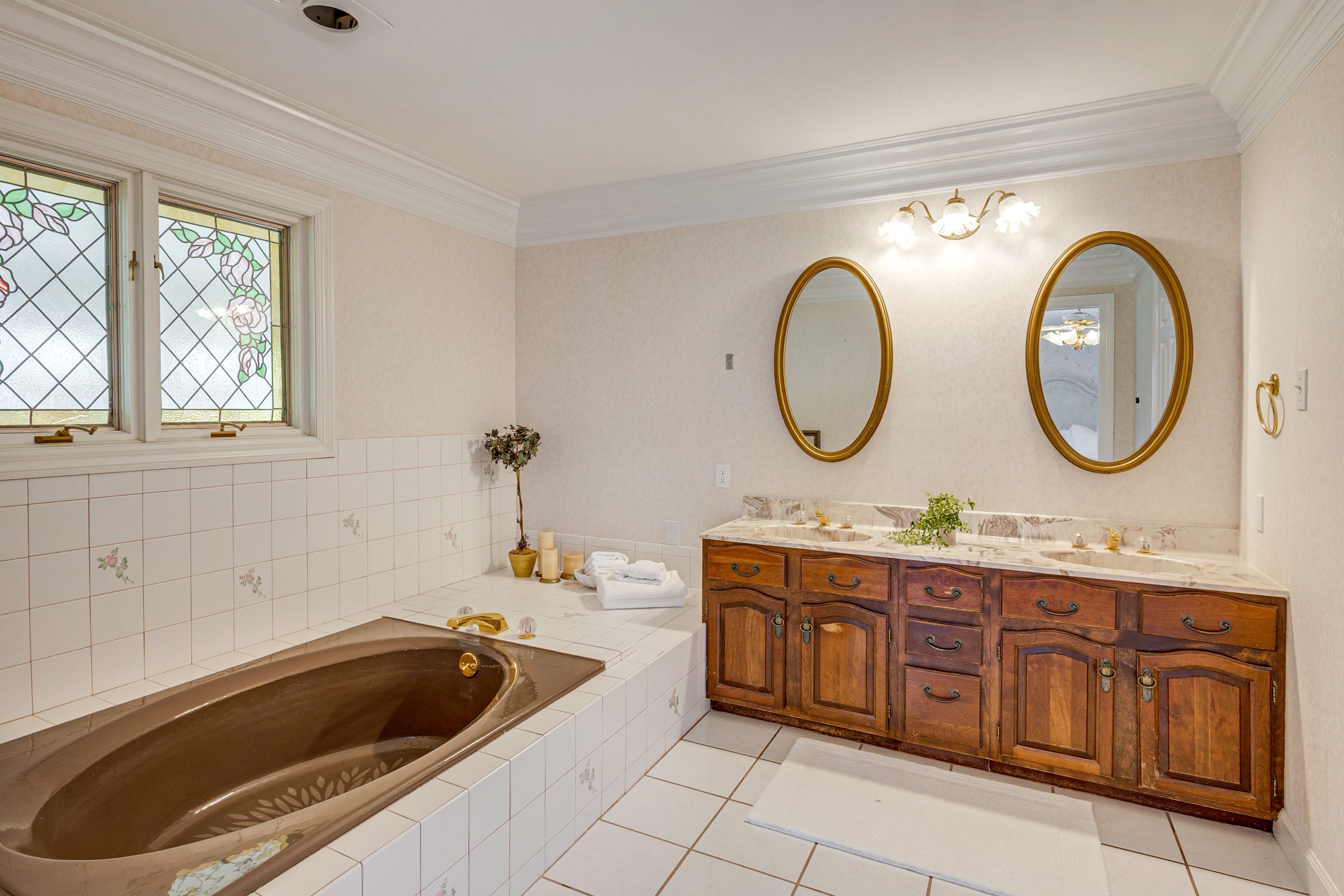 Full Bath | Towels | Hair Dryer | Main Level