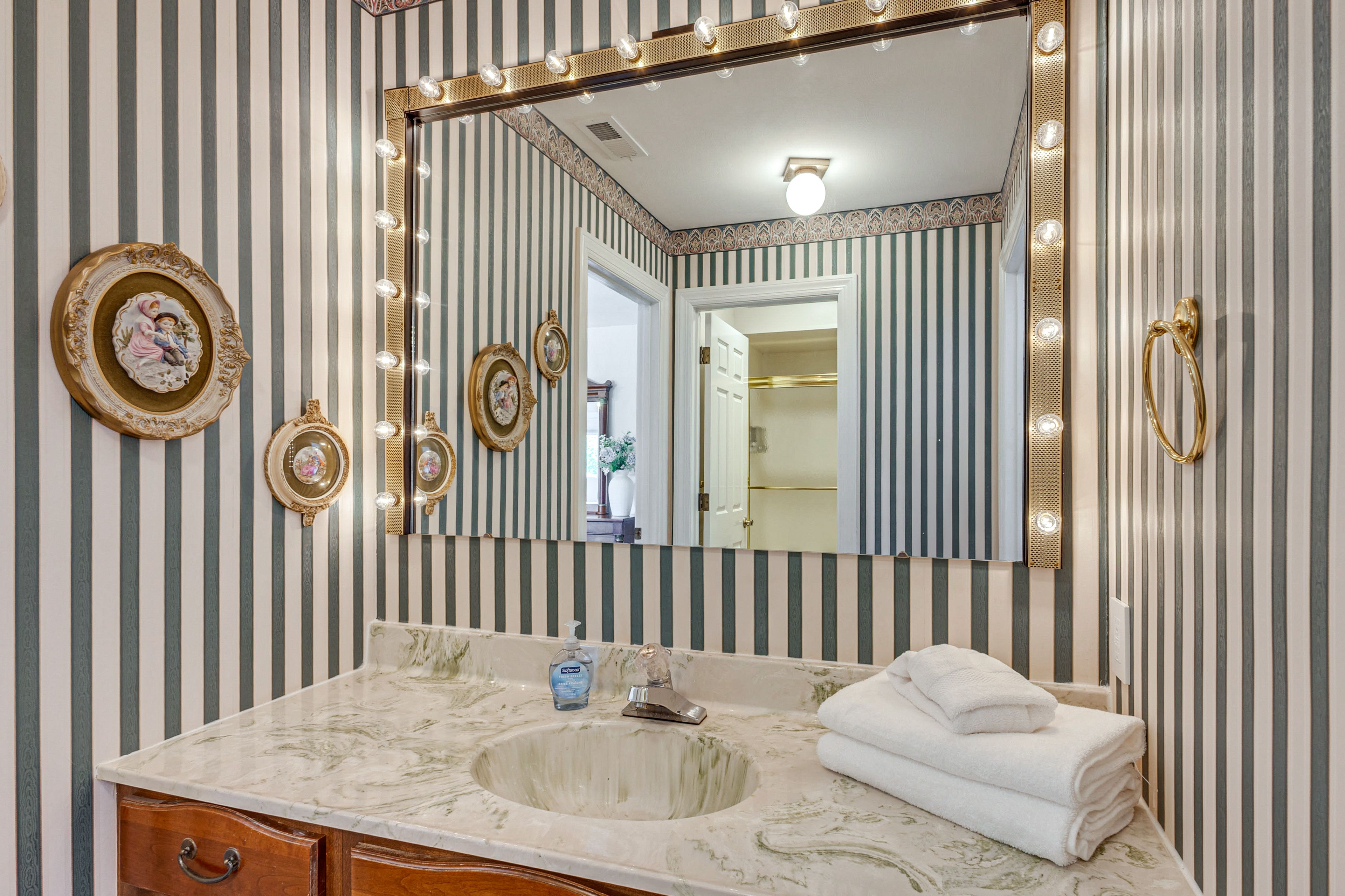 Full Bath | Upper Level