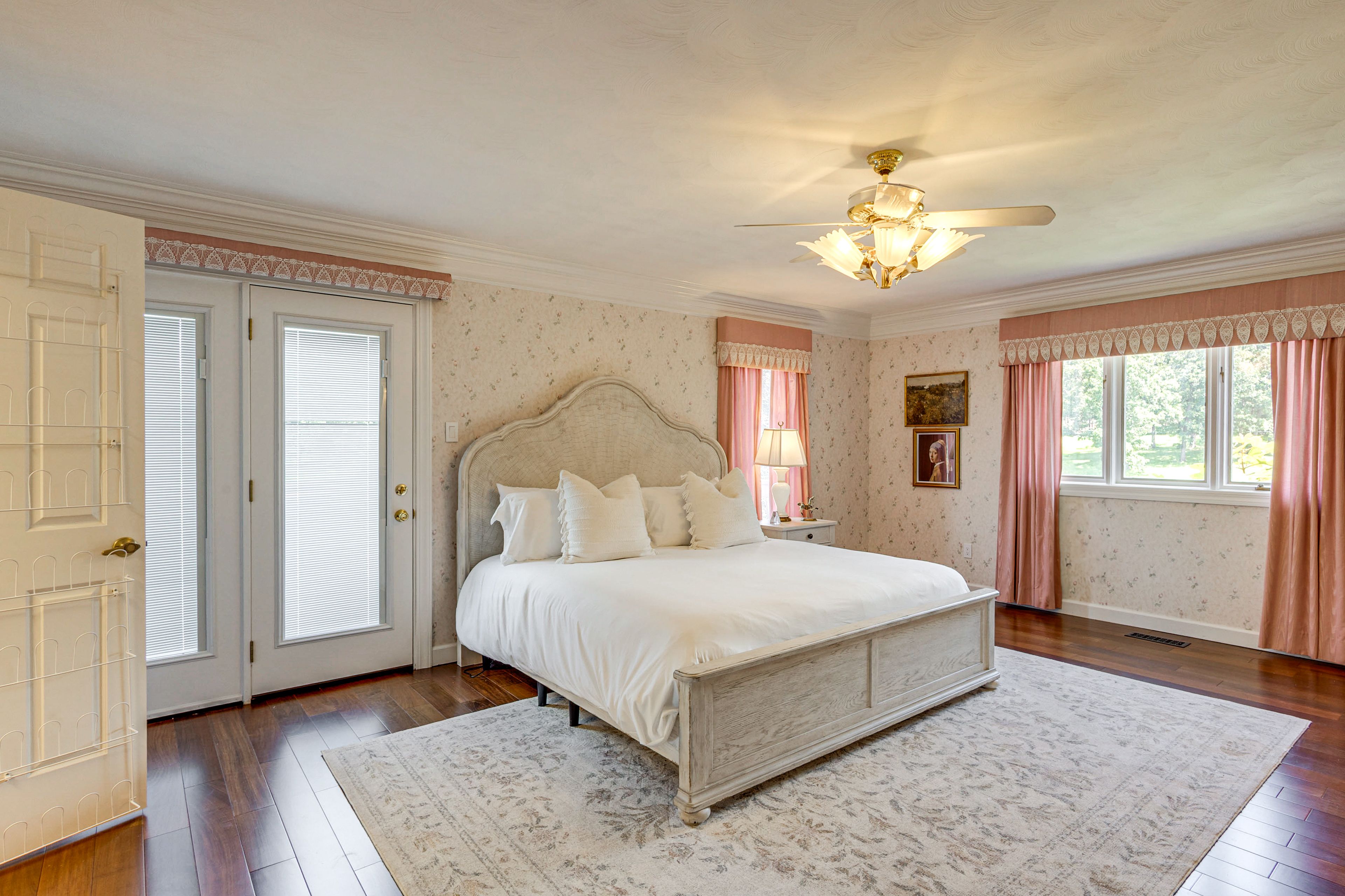 Bedroom 1 | King Bed | Linens | Main Level