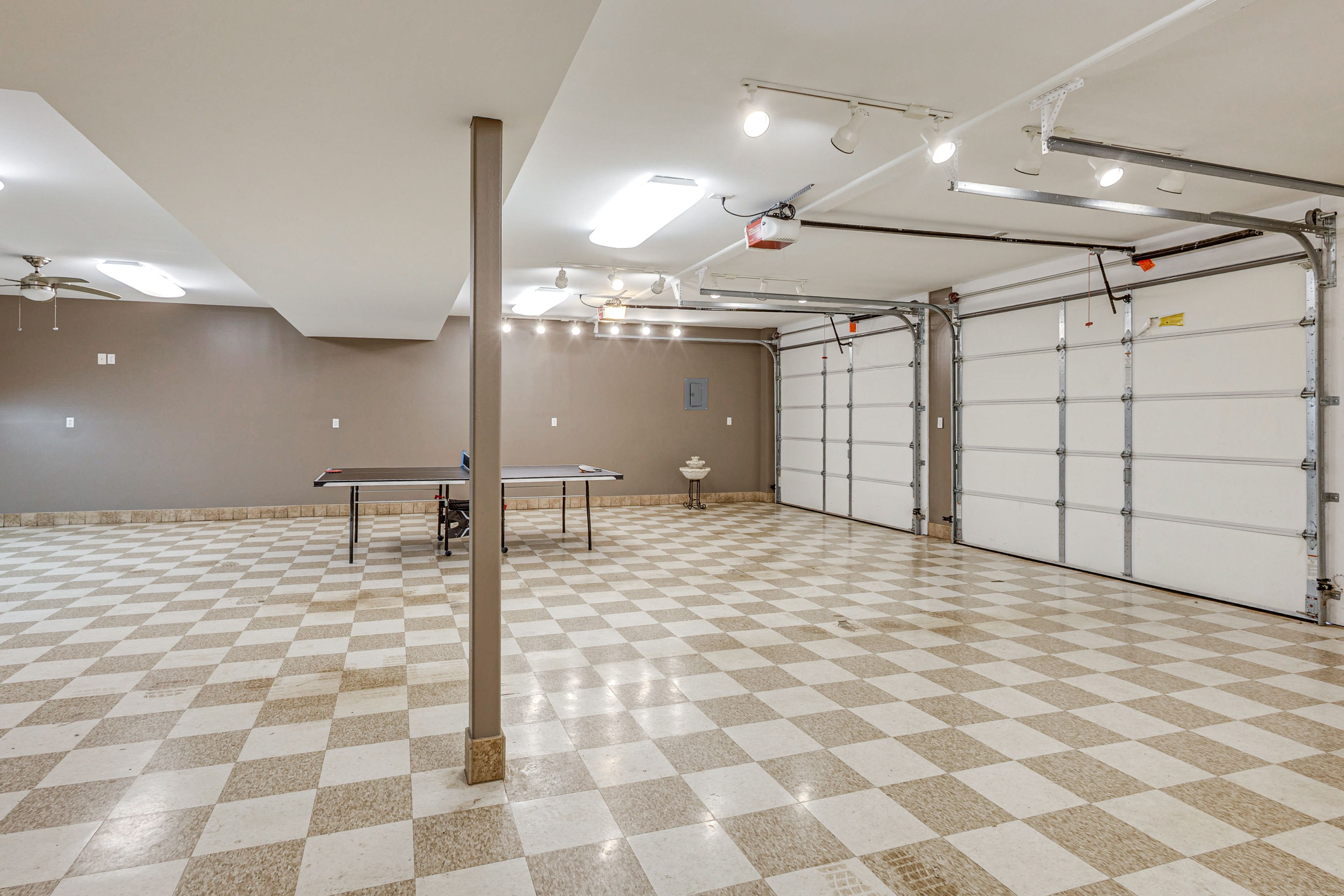 Garage | Ping-Pong Table