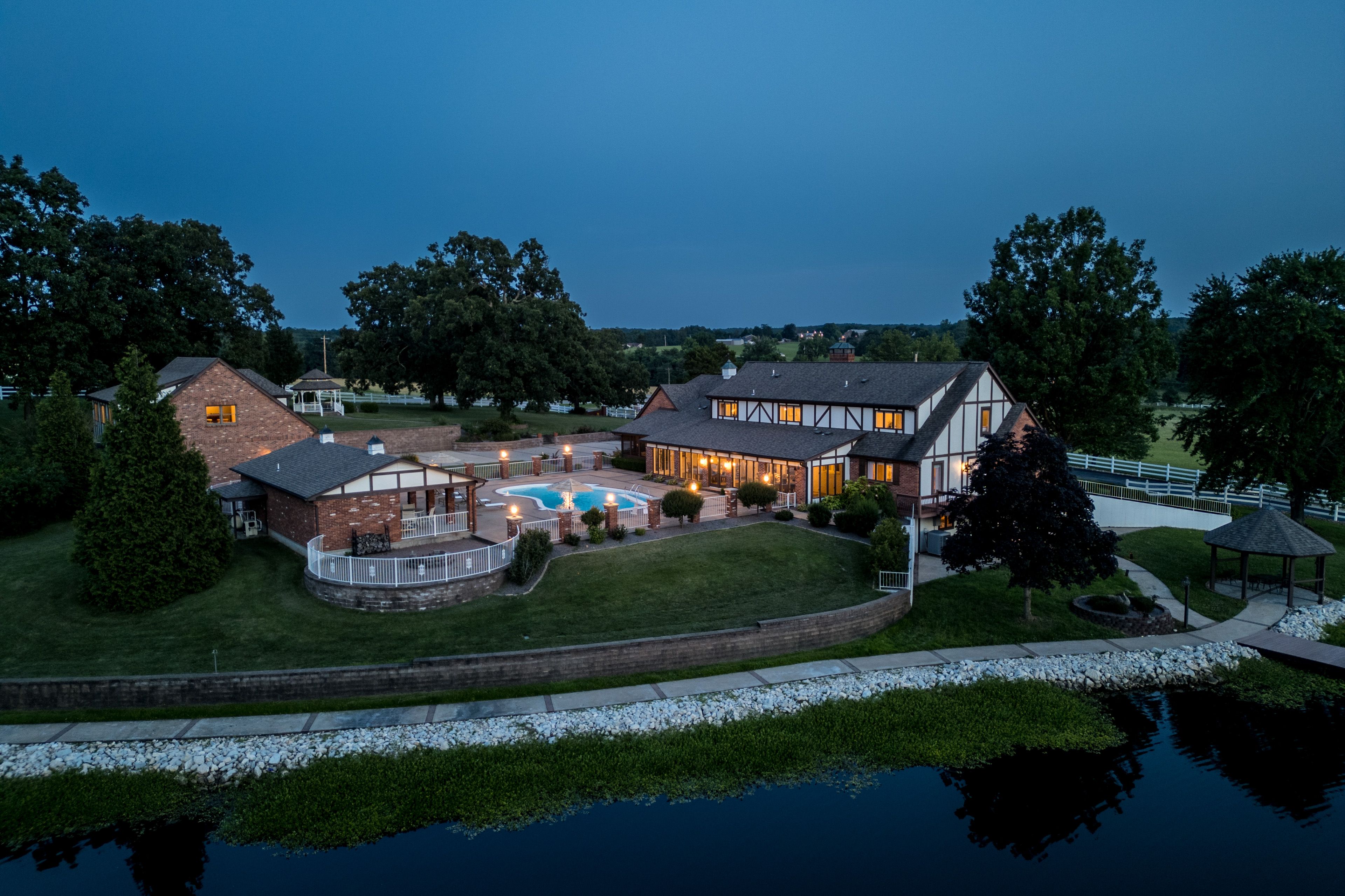 De Soto Vacation Rental | 5BR | 8BA | 6,900 Sq Ft | 1 Step to Enter