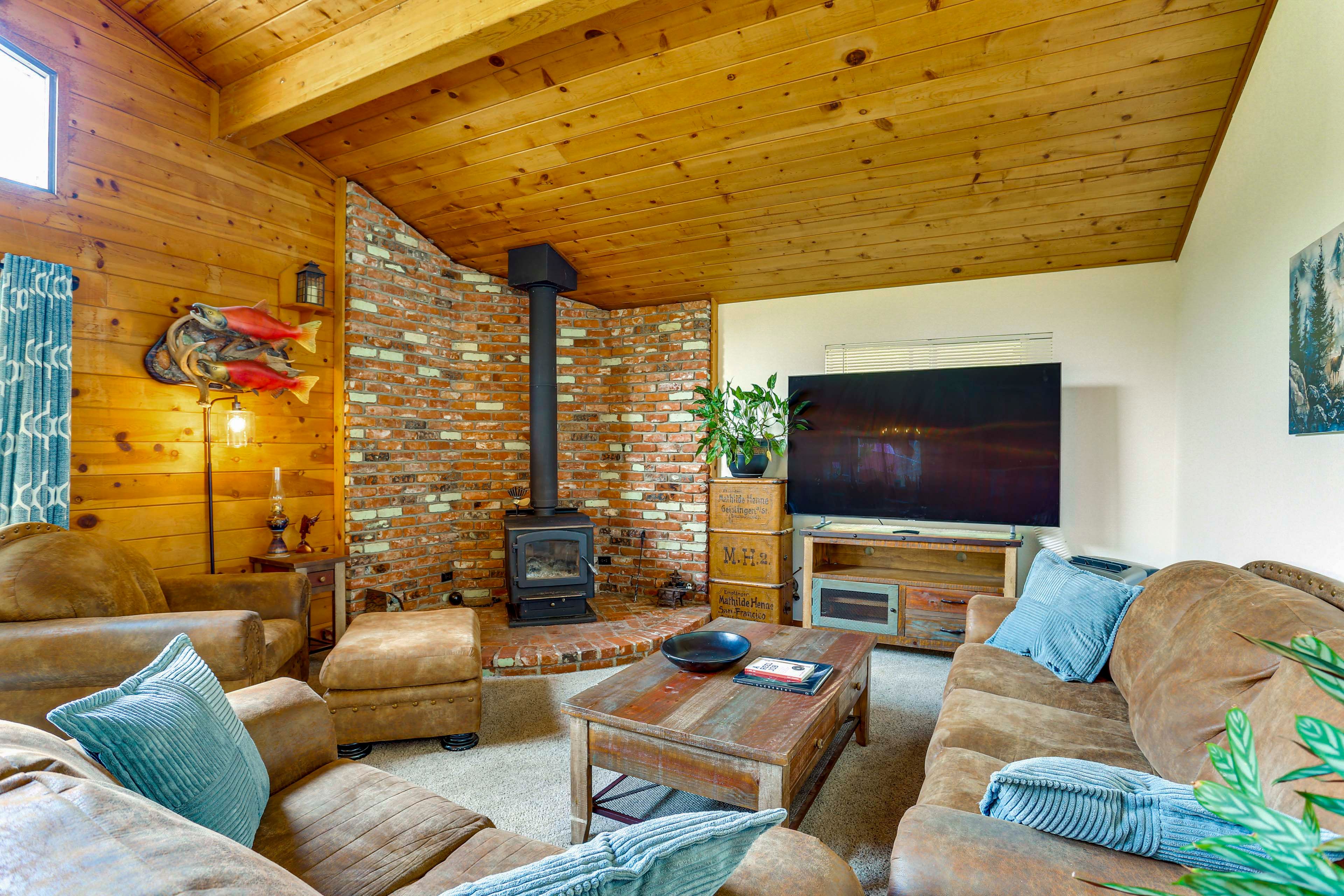 Living Room | Wood-Burning Stove | Smart TV | Free WiFi