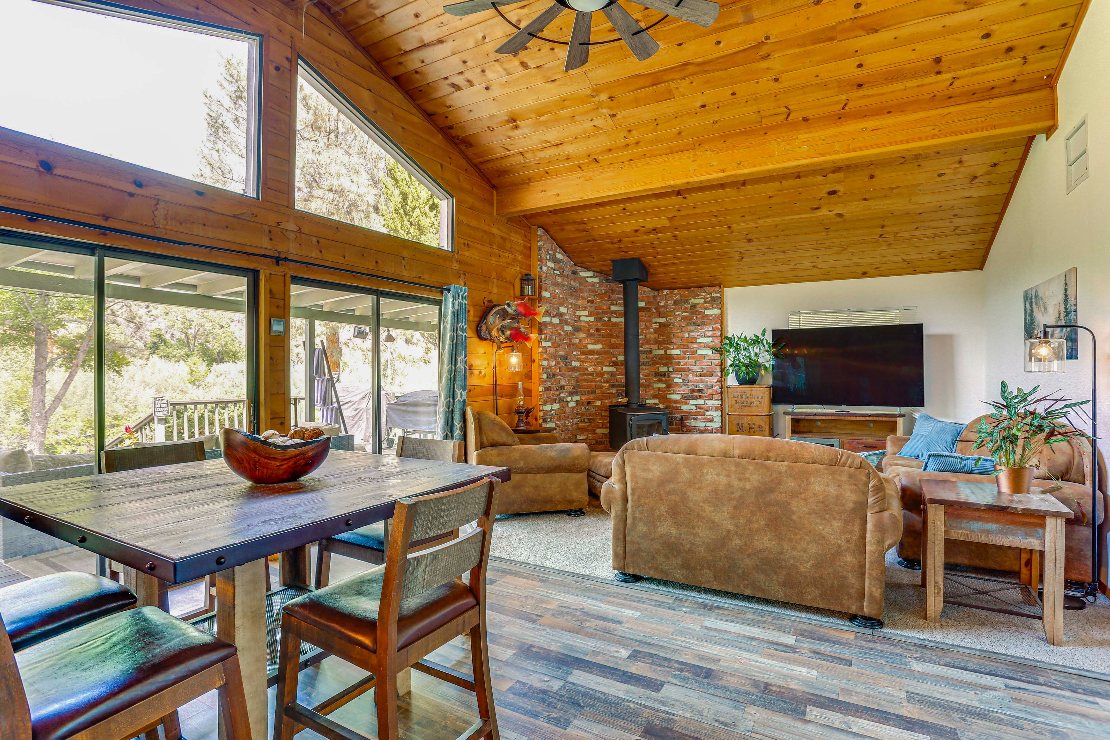 Dining Area | Dishware/Flatware Provided