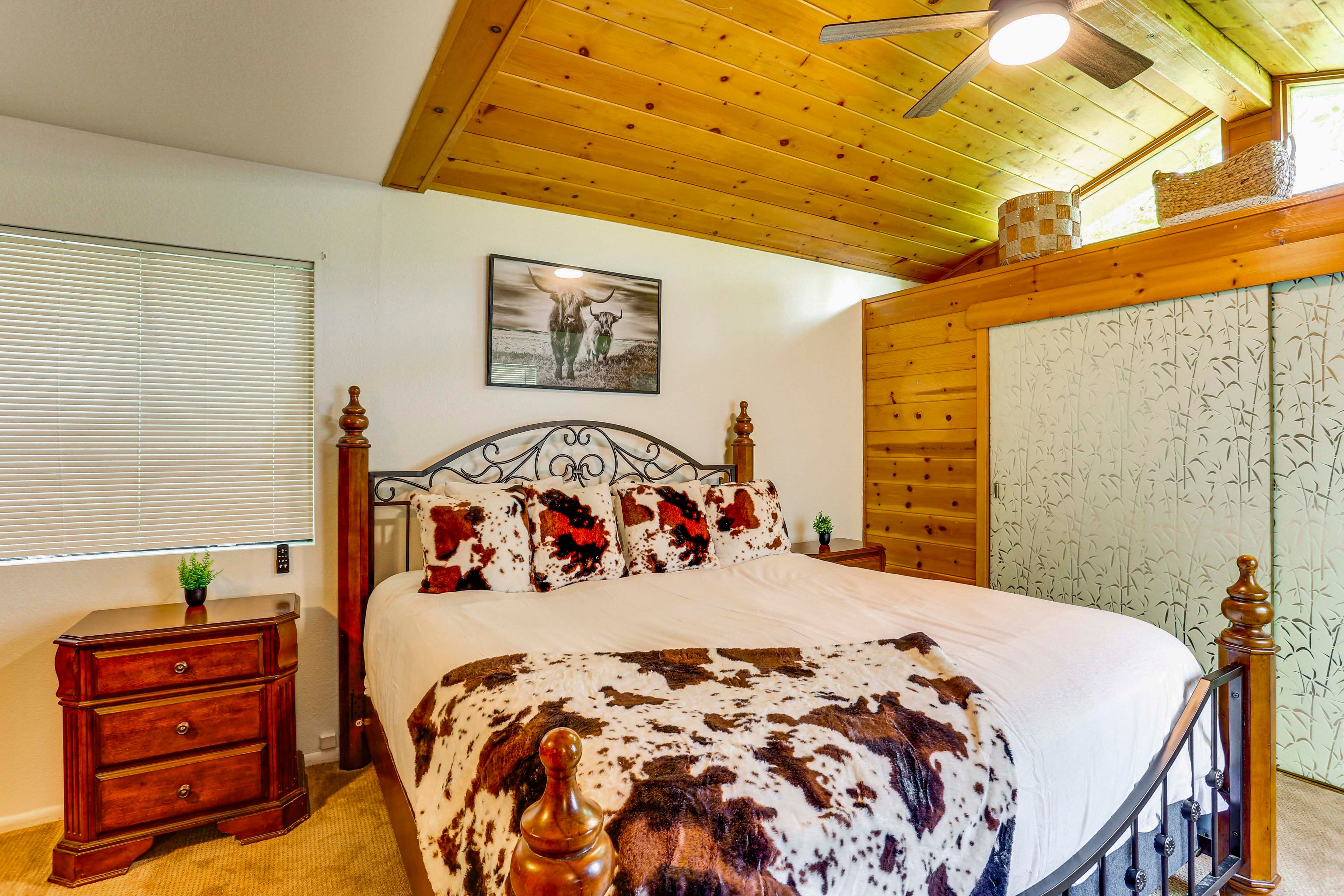 Bedroom 1 | King Bed | Smart TV | Peloton Bike | Books