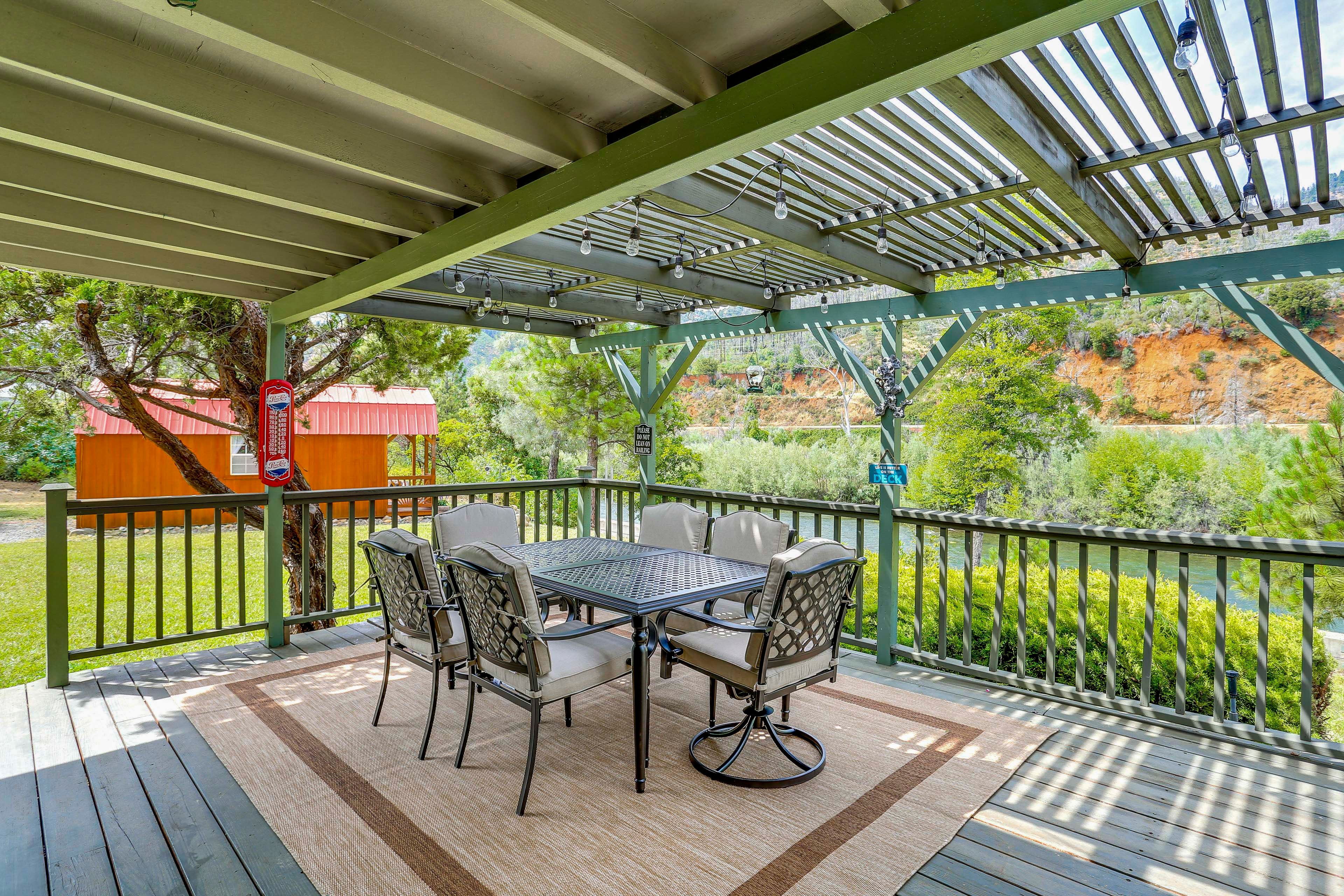 Deck | Smart TV | Grills | Sauna | Gas Fire Pit