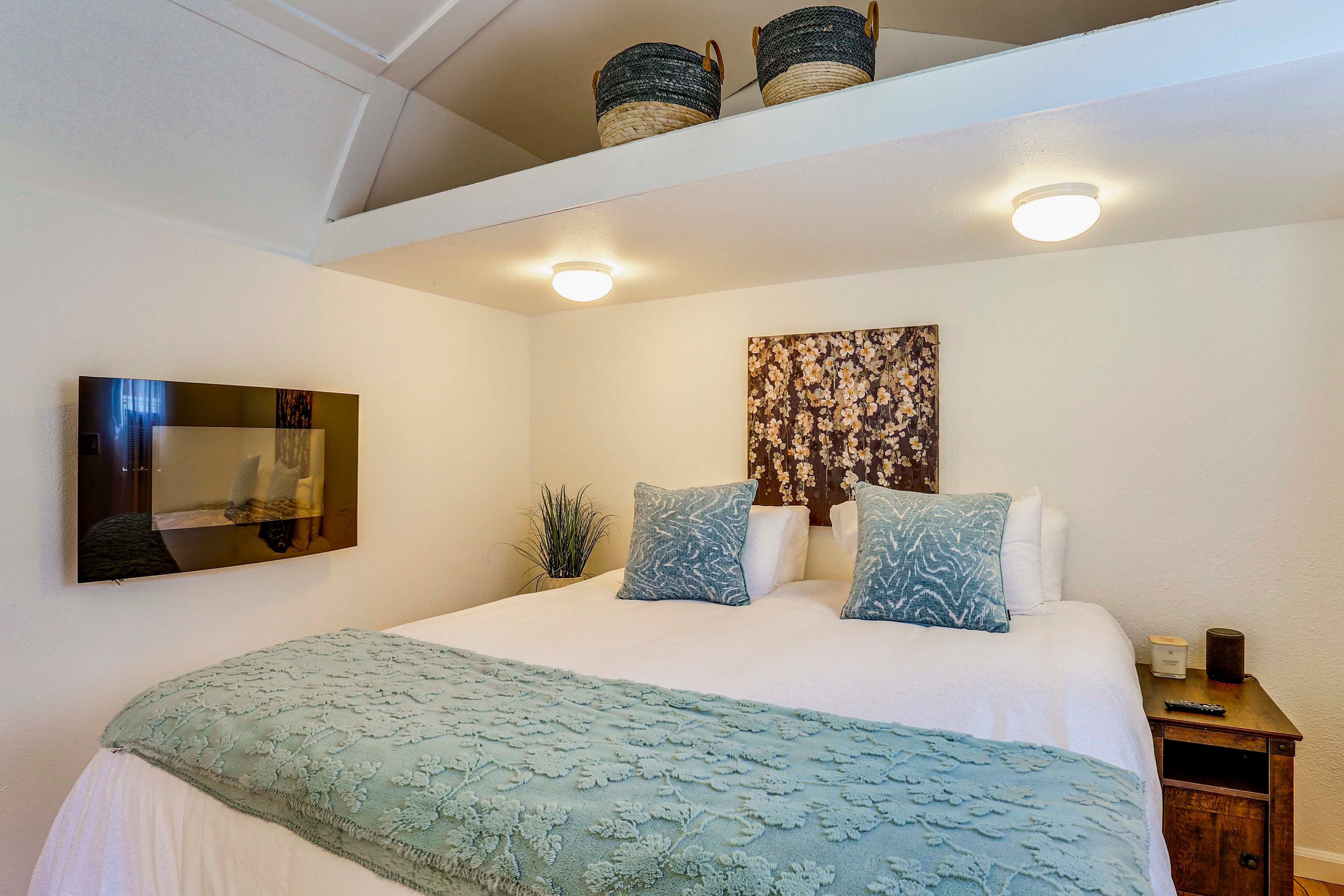Bedroom 4 (Cabin) | King Bed | Smart TV | Dining Table