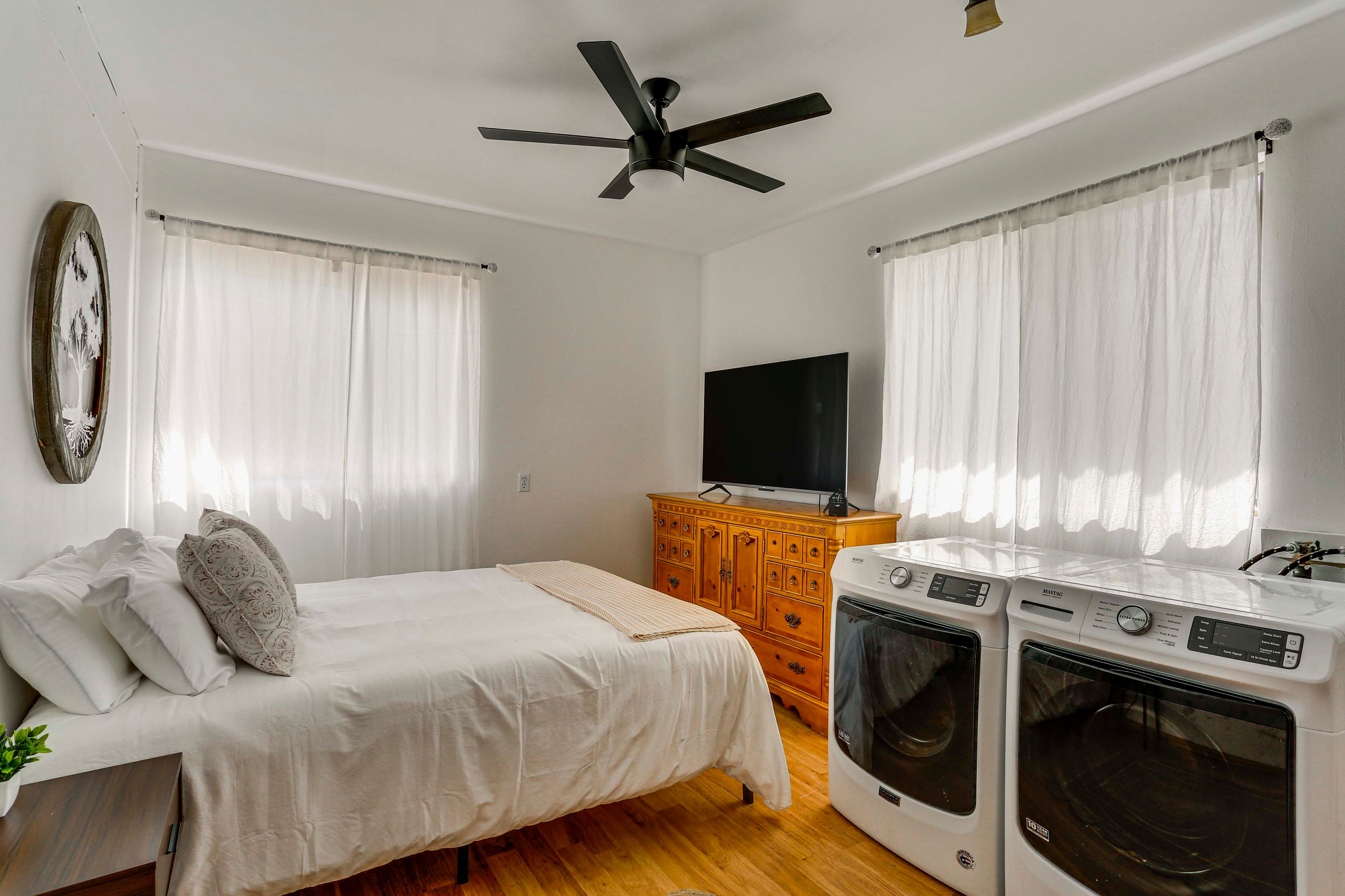 Bedroom 3 (Guest House) | Queen Bed | Smart TV | Washer/Dryer