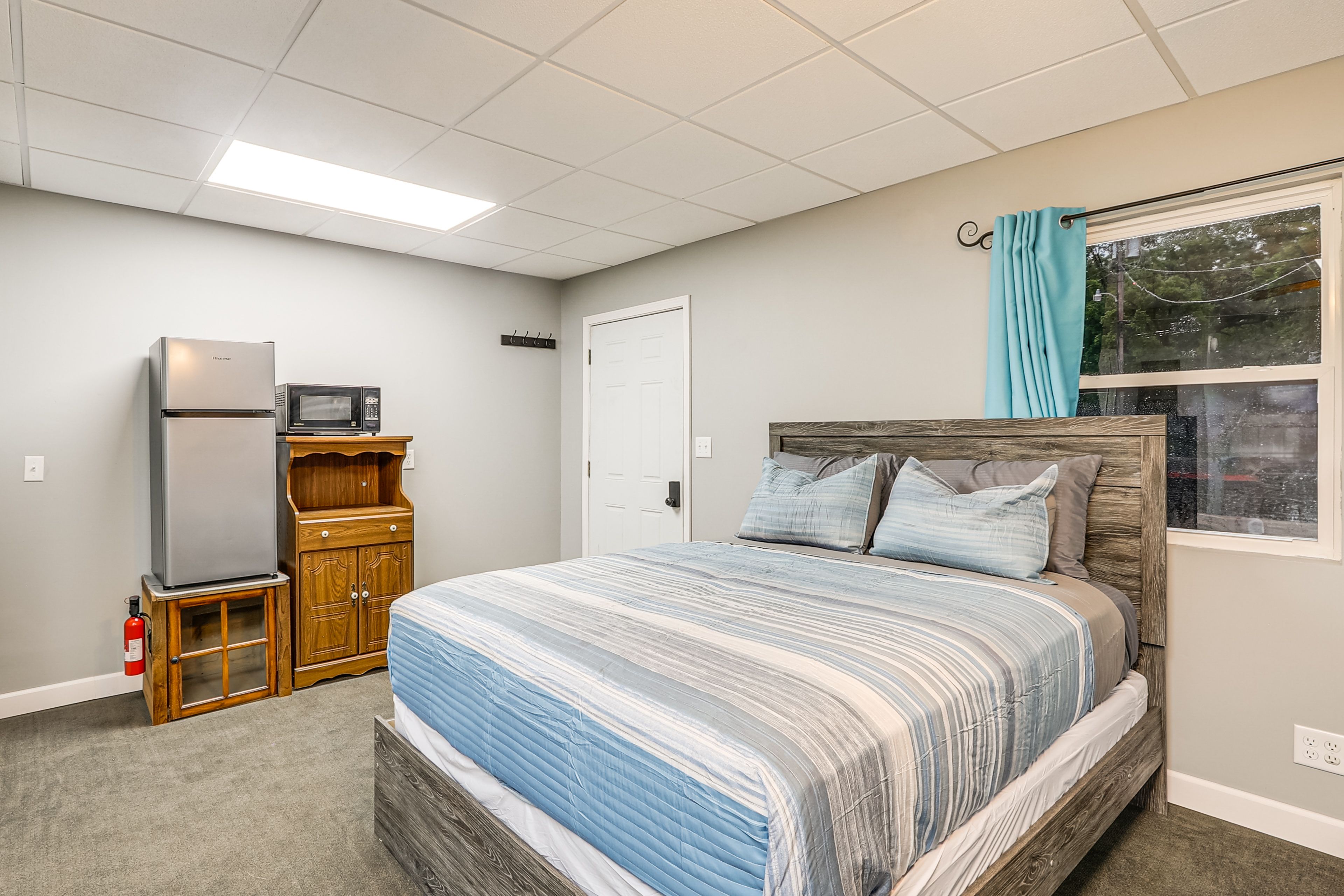 Kitchenette | Small Sink | Toaster | Keurig Coffee Maker