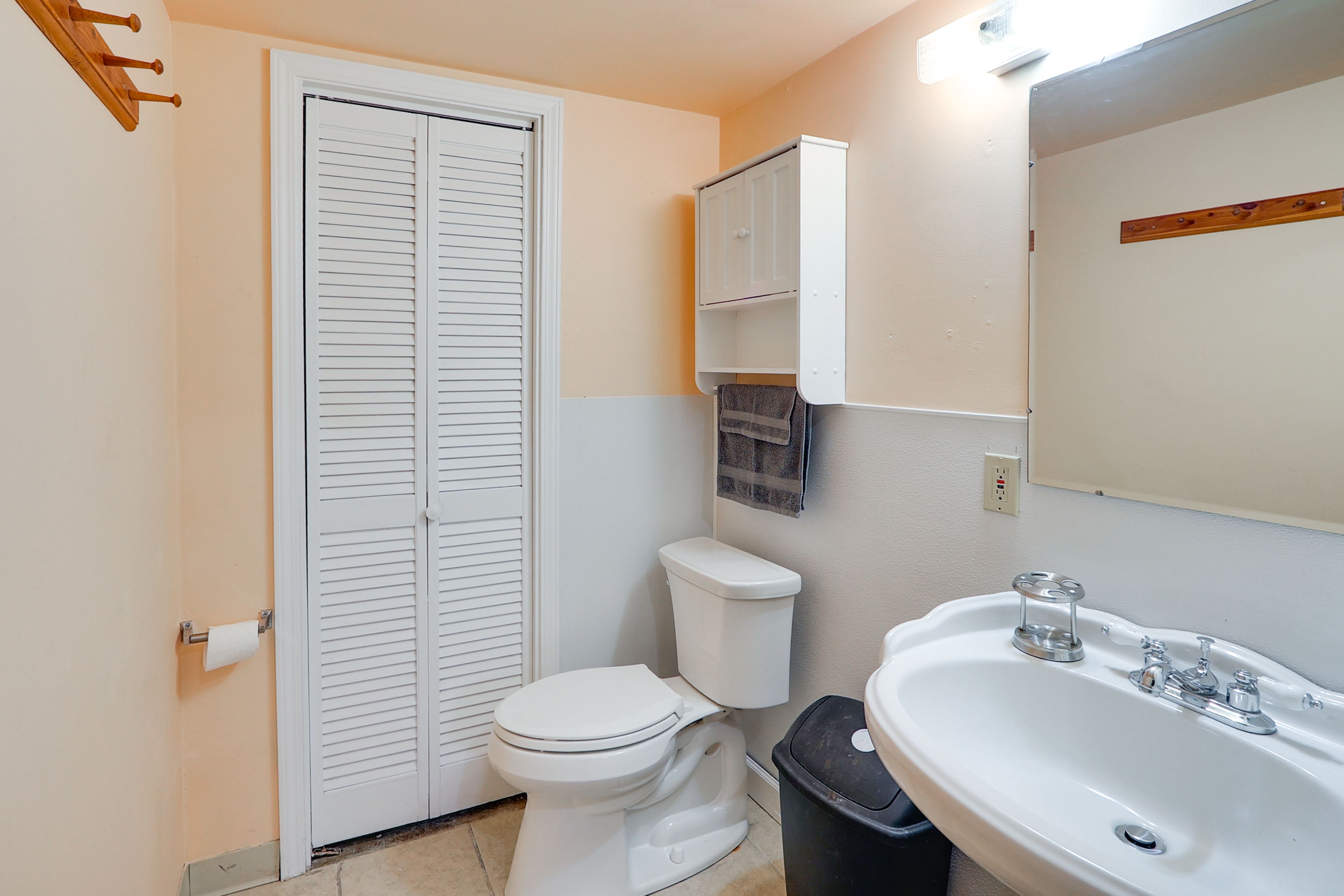 Full Bathroom | Towels Provided