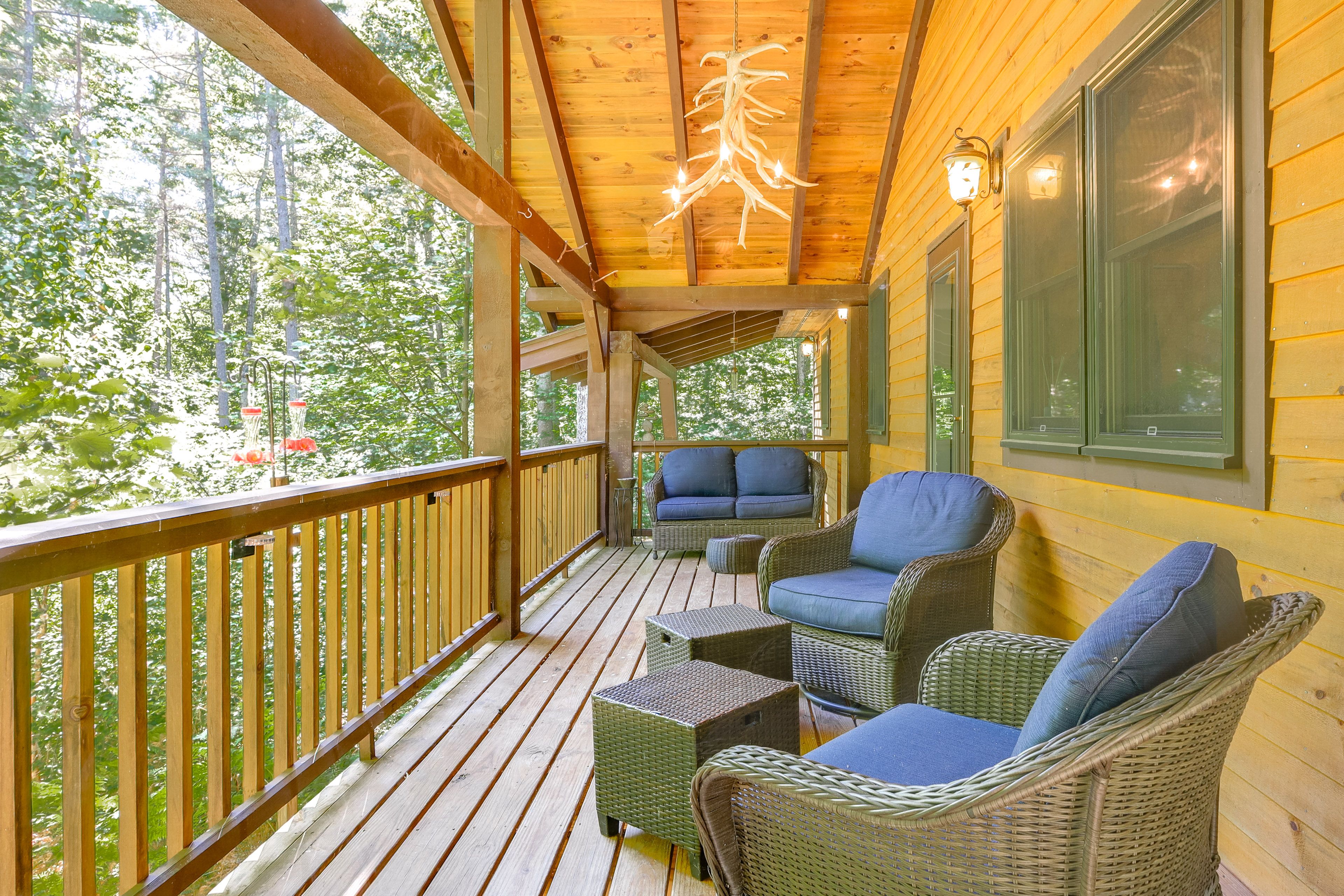 Covered Deck | Self Check-In | 12 Mi to High Falls Gorge