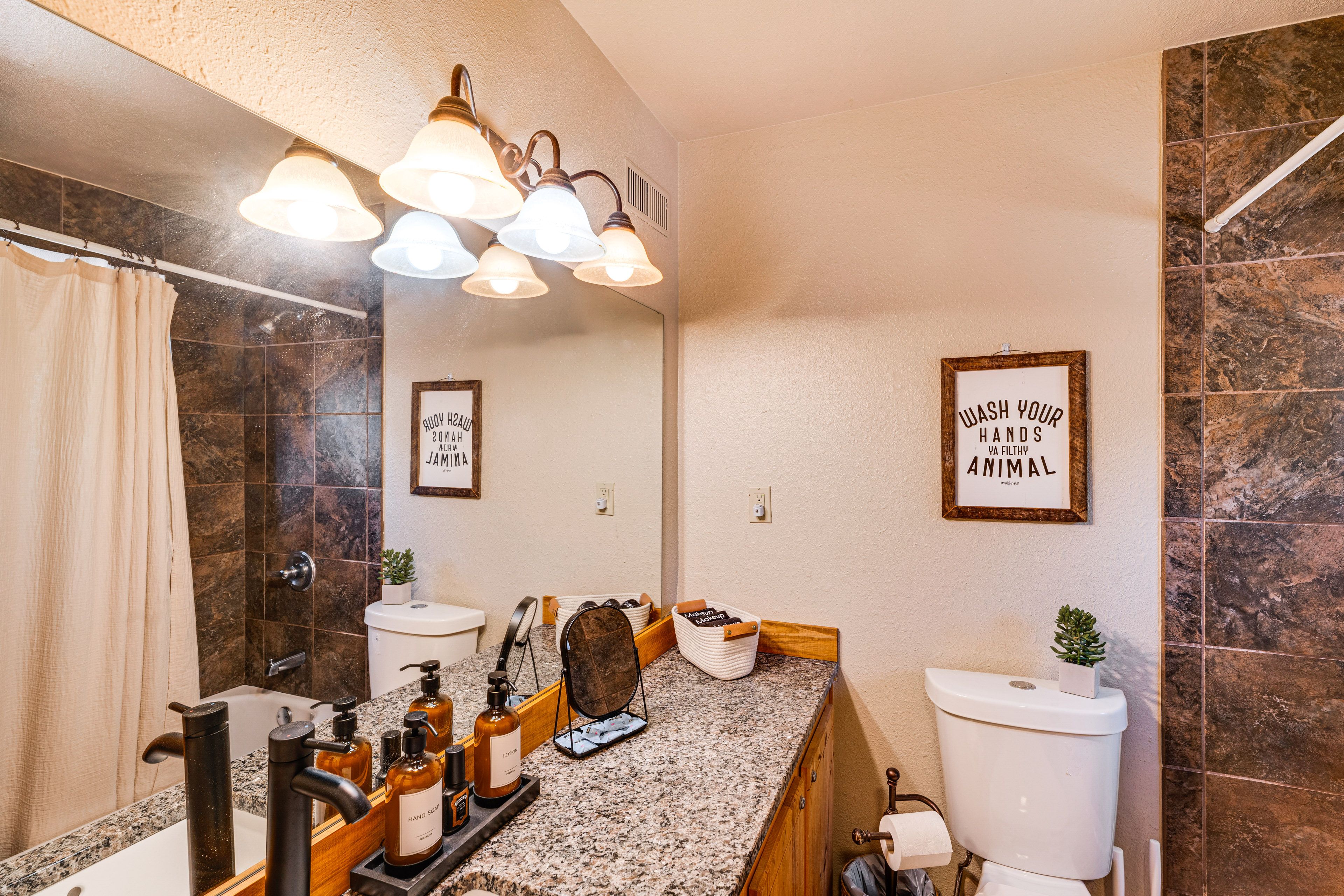 Full Bathroom | Linens & Towels | Complimentary Toiletries | Hair Dryer