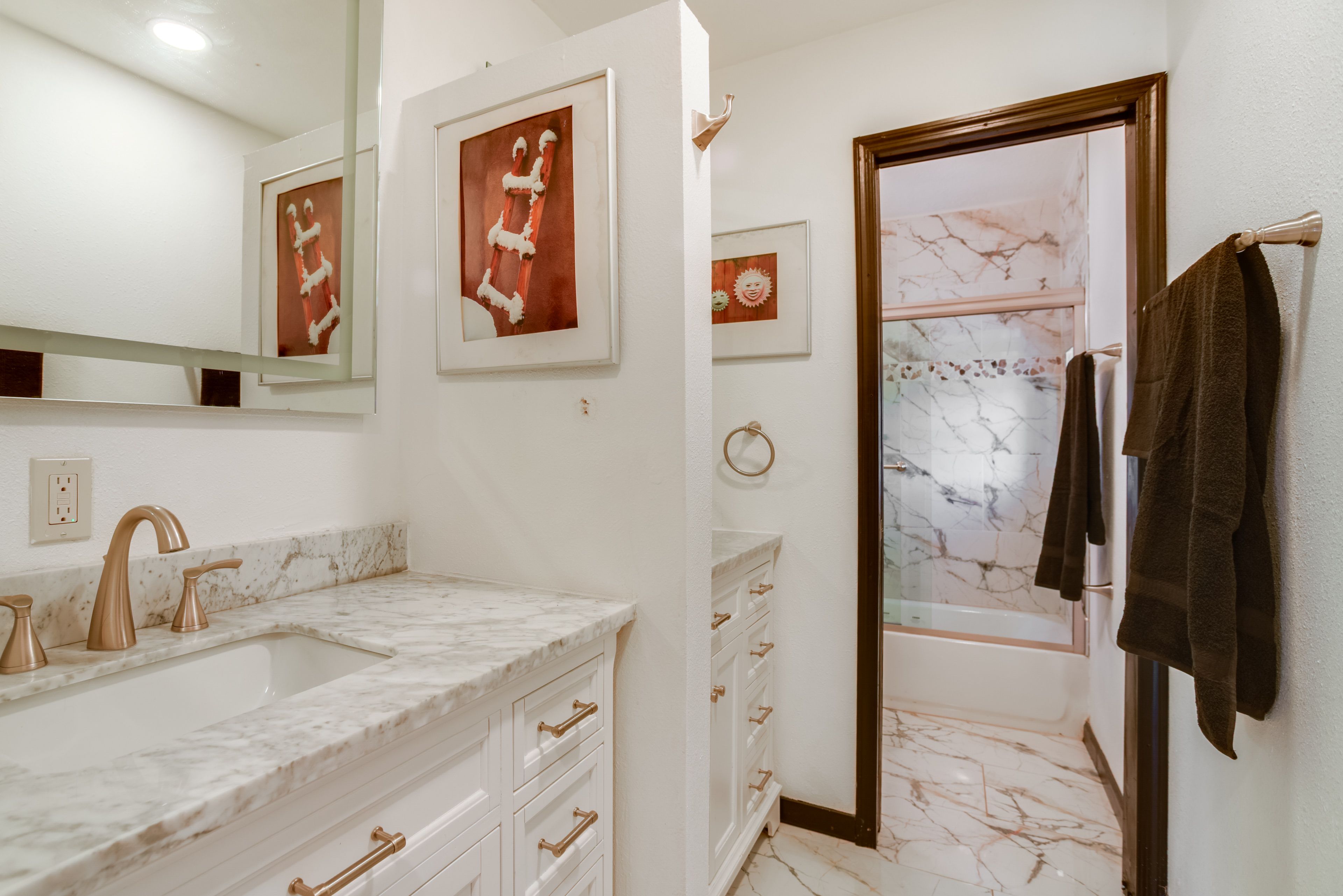 Full Bathroom | Towels Provided | Laundry