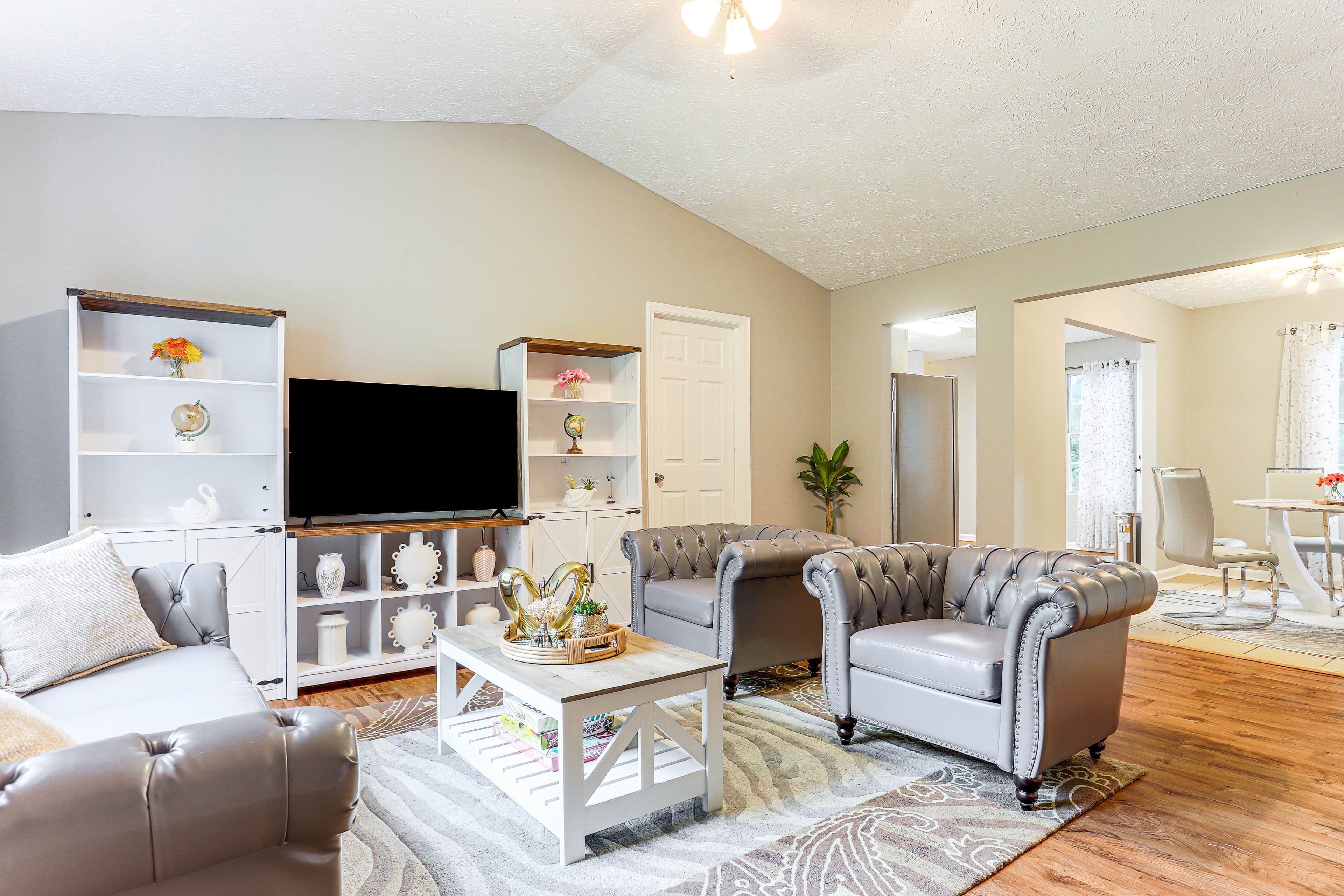 Living Room | Free WiFi | Central Heating & A/C | Smart TV