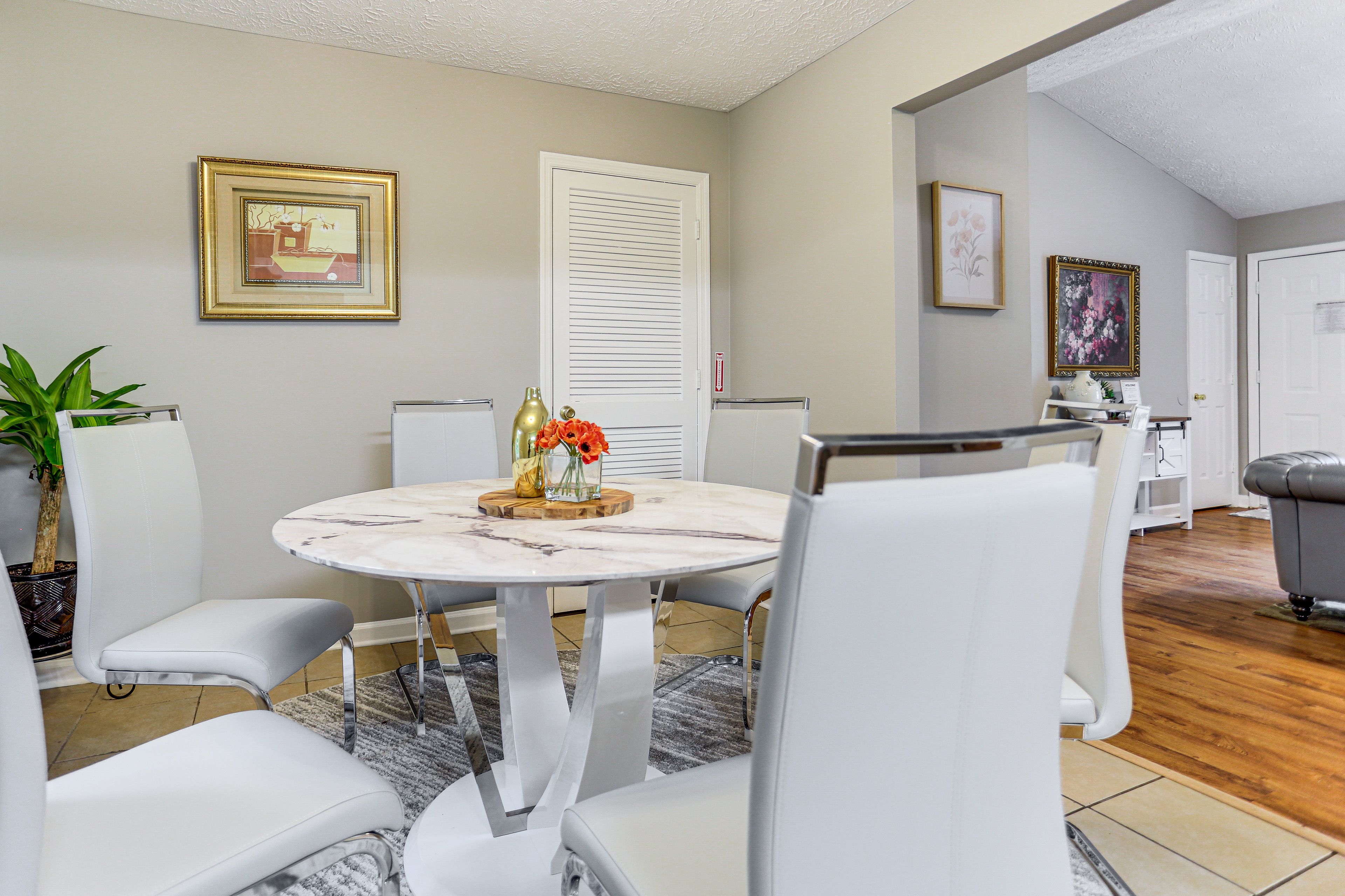 Dining Area | Dishware/Flatware Provided