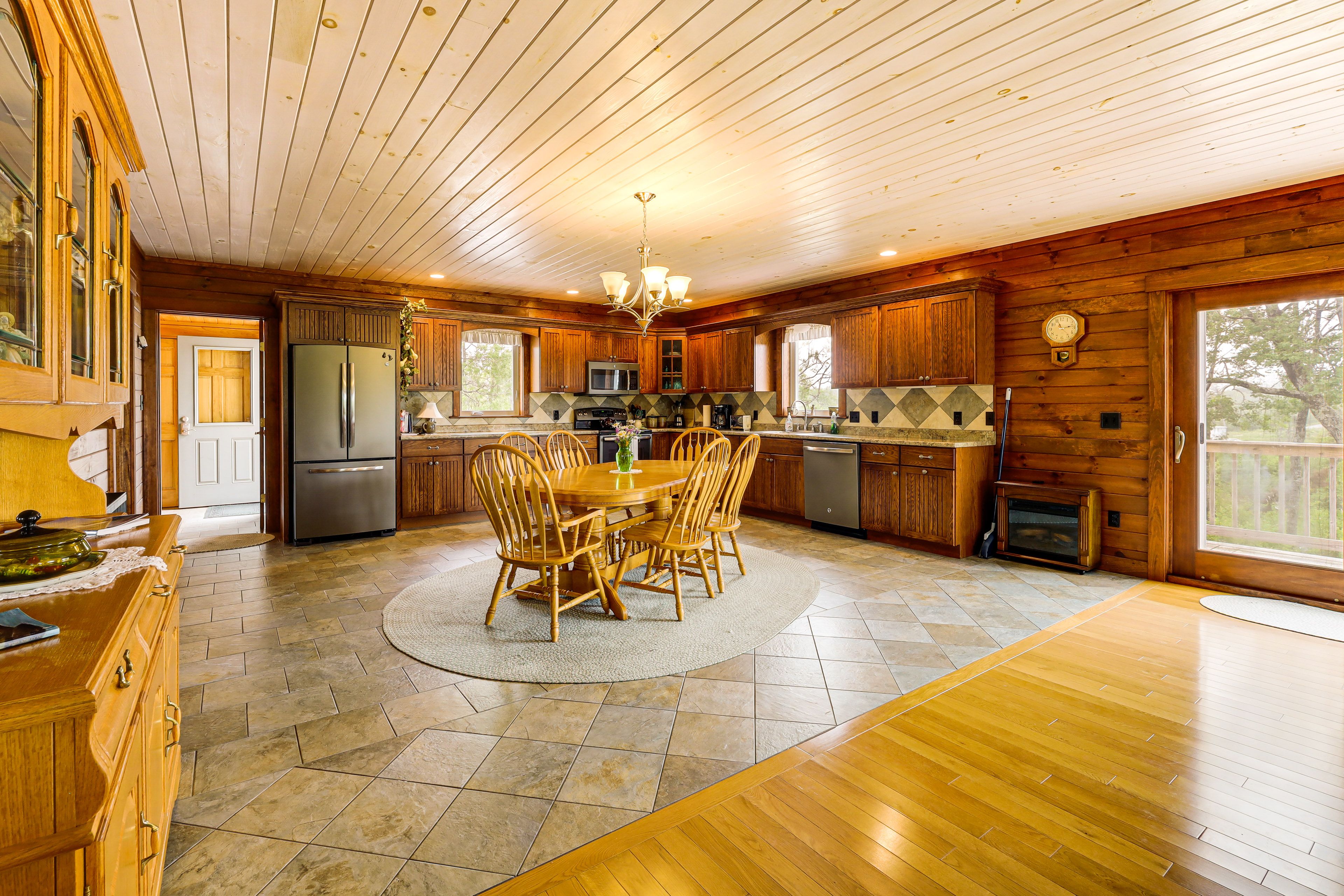 Dining Area | Dishware/Flatware Provided
