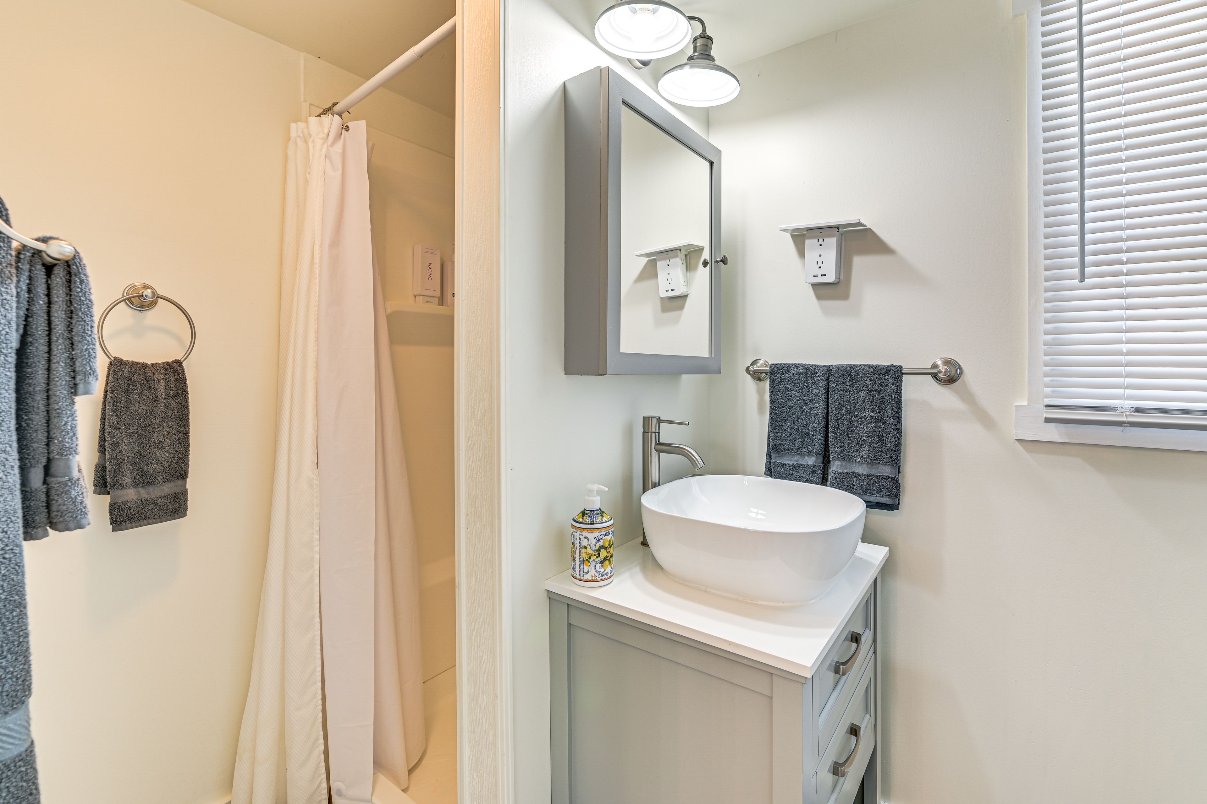 Full Bathroom | 1st Floor | Towels Provided
