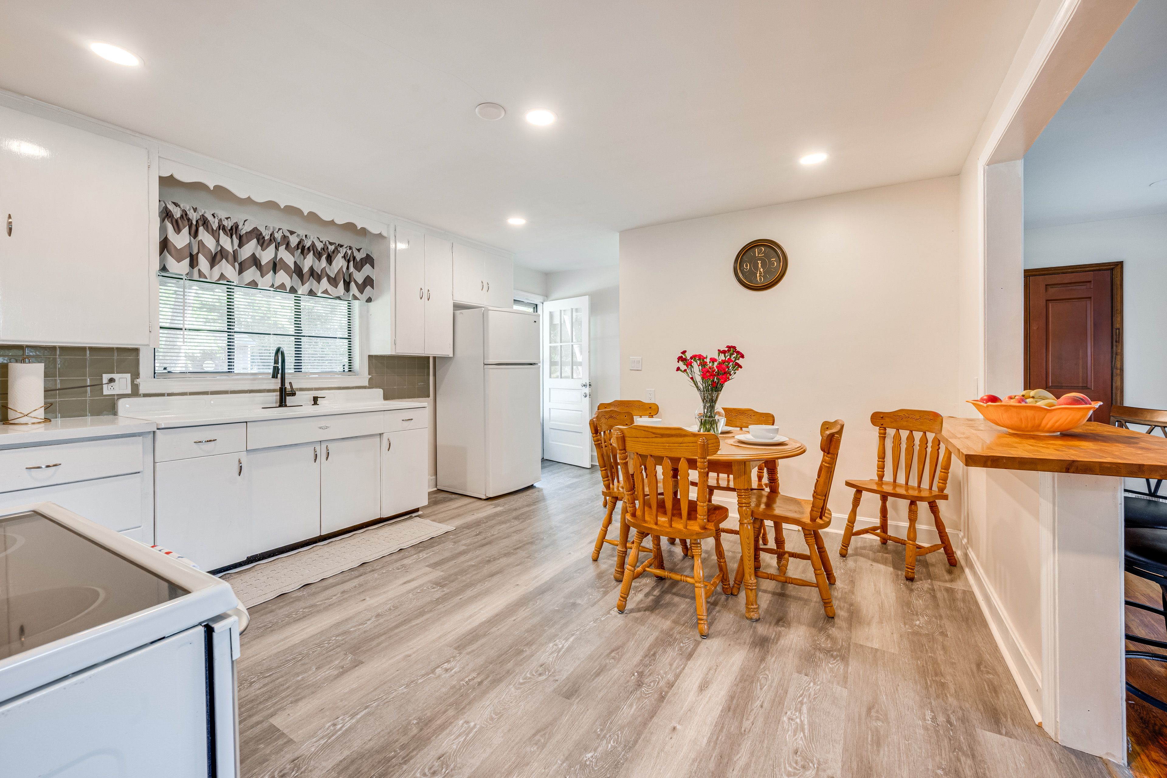 Dining Area | Dishware/Flatware Provided