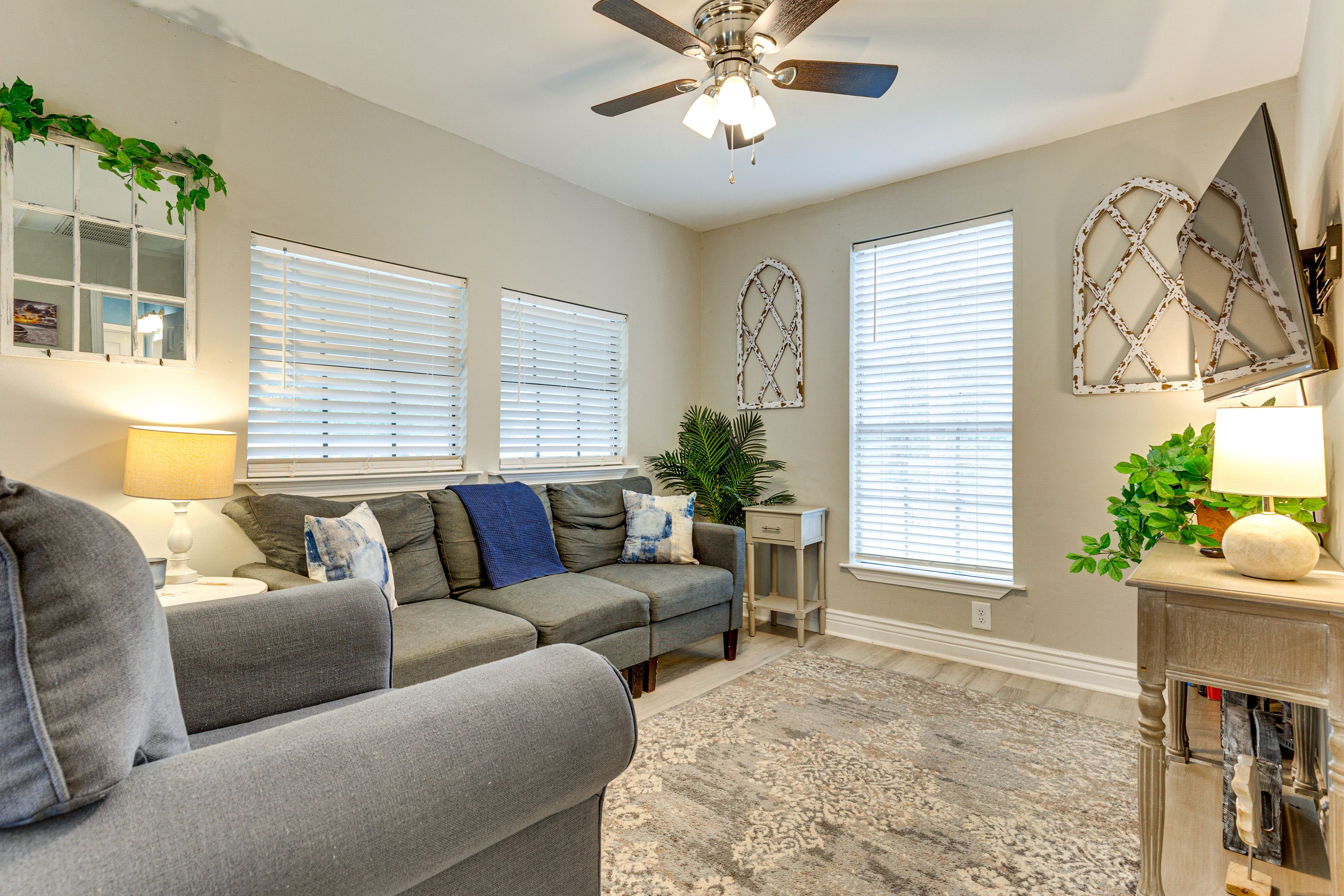 Living Room | Smart TV | Free WiFi | Central Air Conditioning/Heat