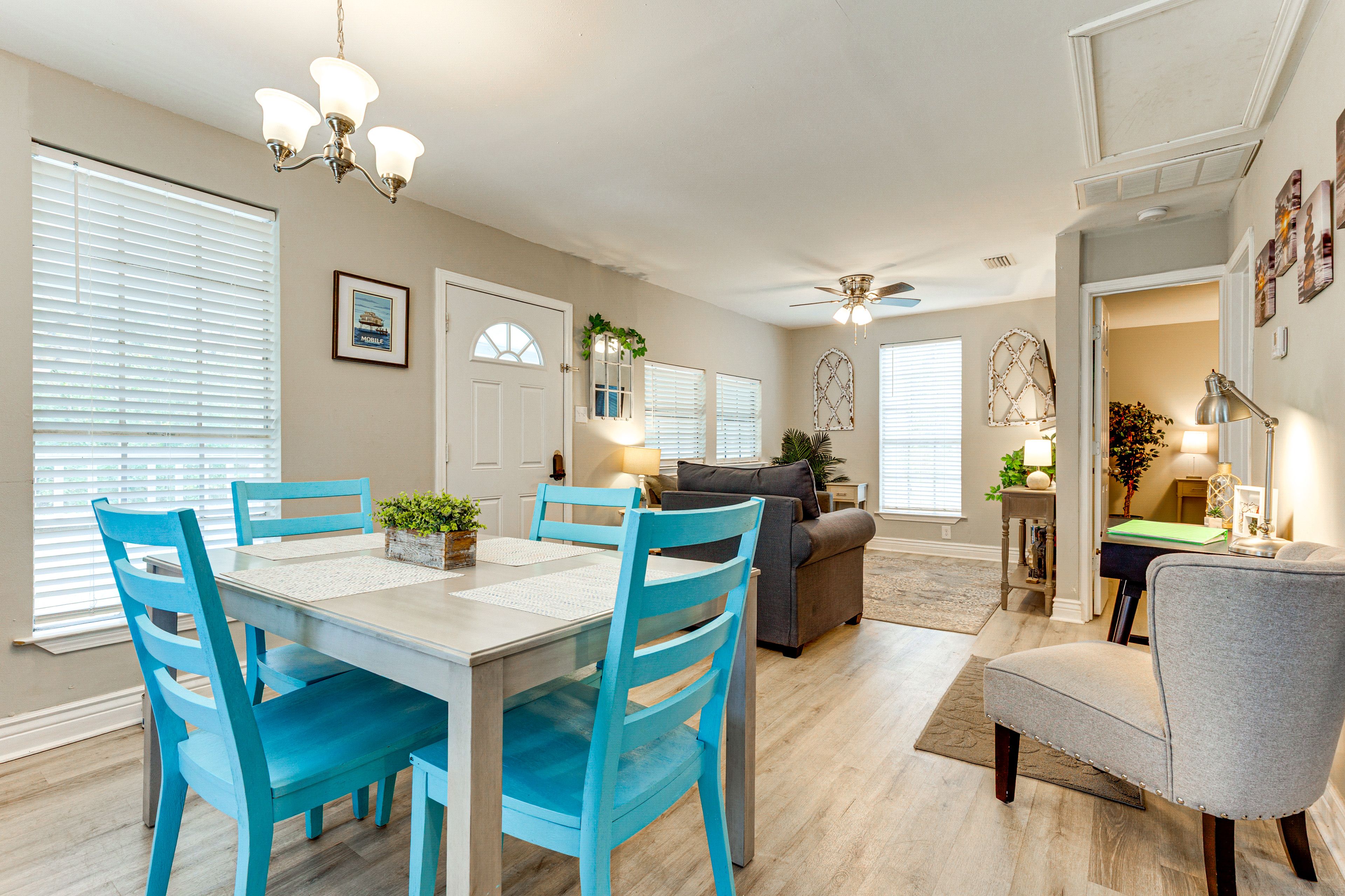 Dining Area | Dishware/Flatware Provided