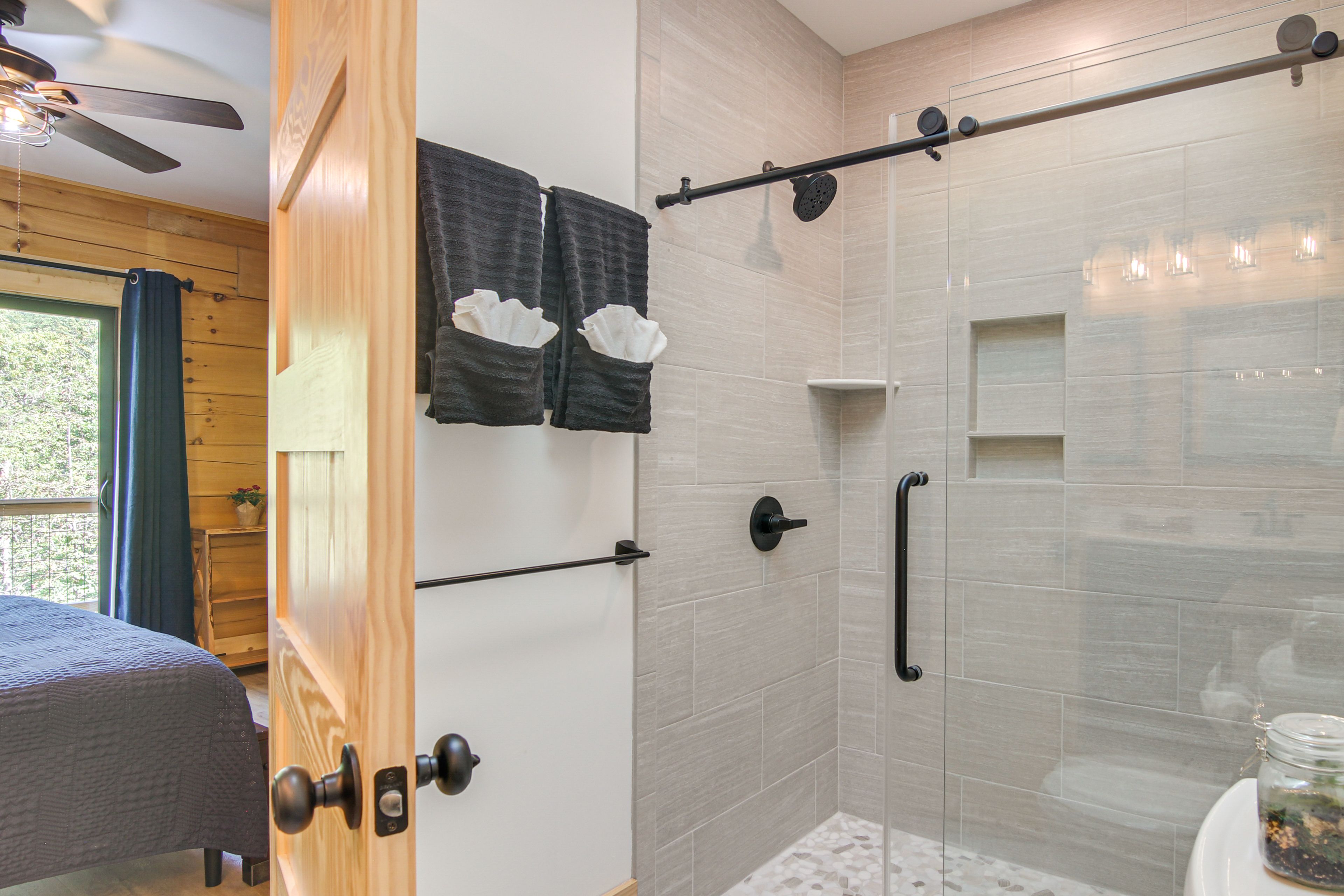 Full Bathroom | 1st Floor | Towels Provided