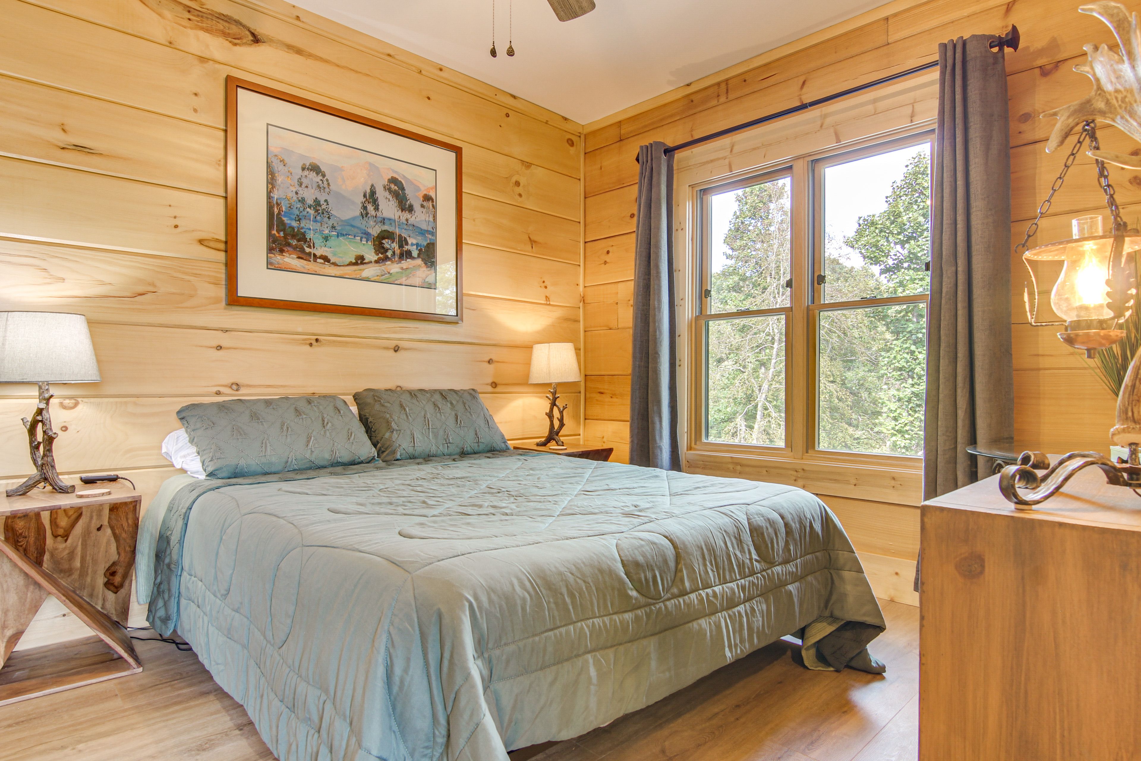 Bedroom 2 | Queen Bed | 1st Floor | Linens Provided