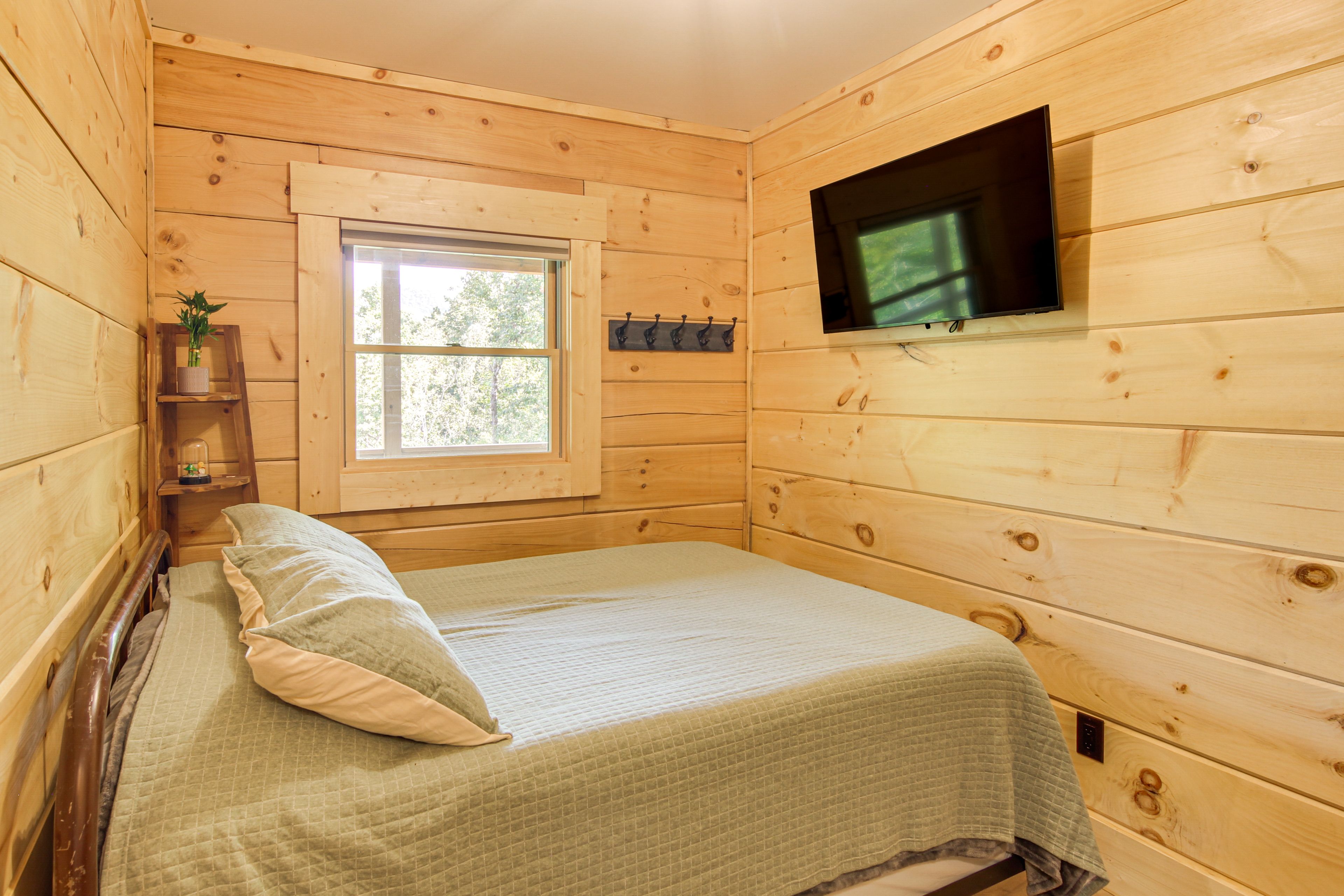 Bedroom 3 | Queen Bed | 1st Floo