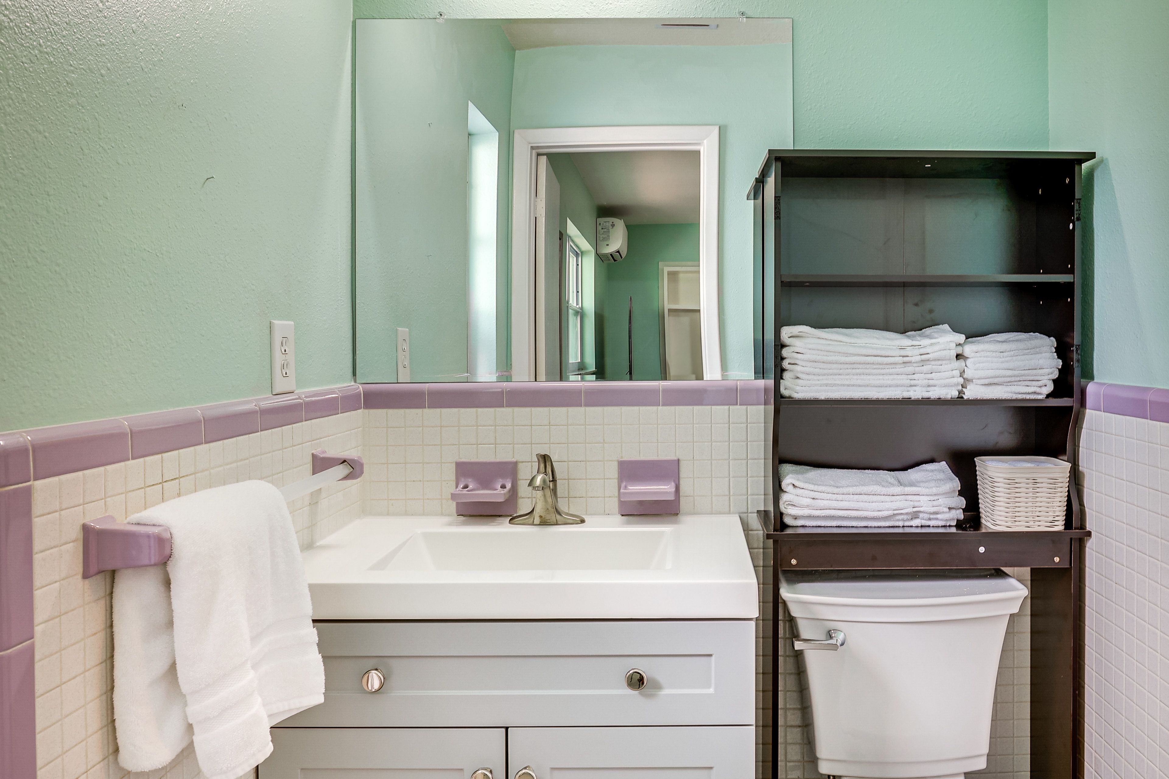 Full Bathroom | Towels Provided