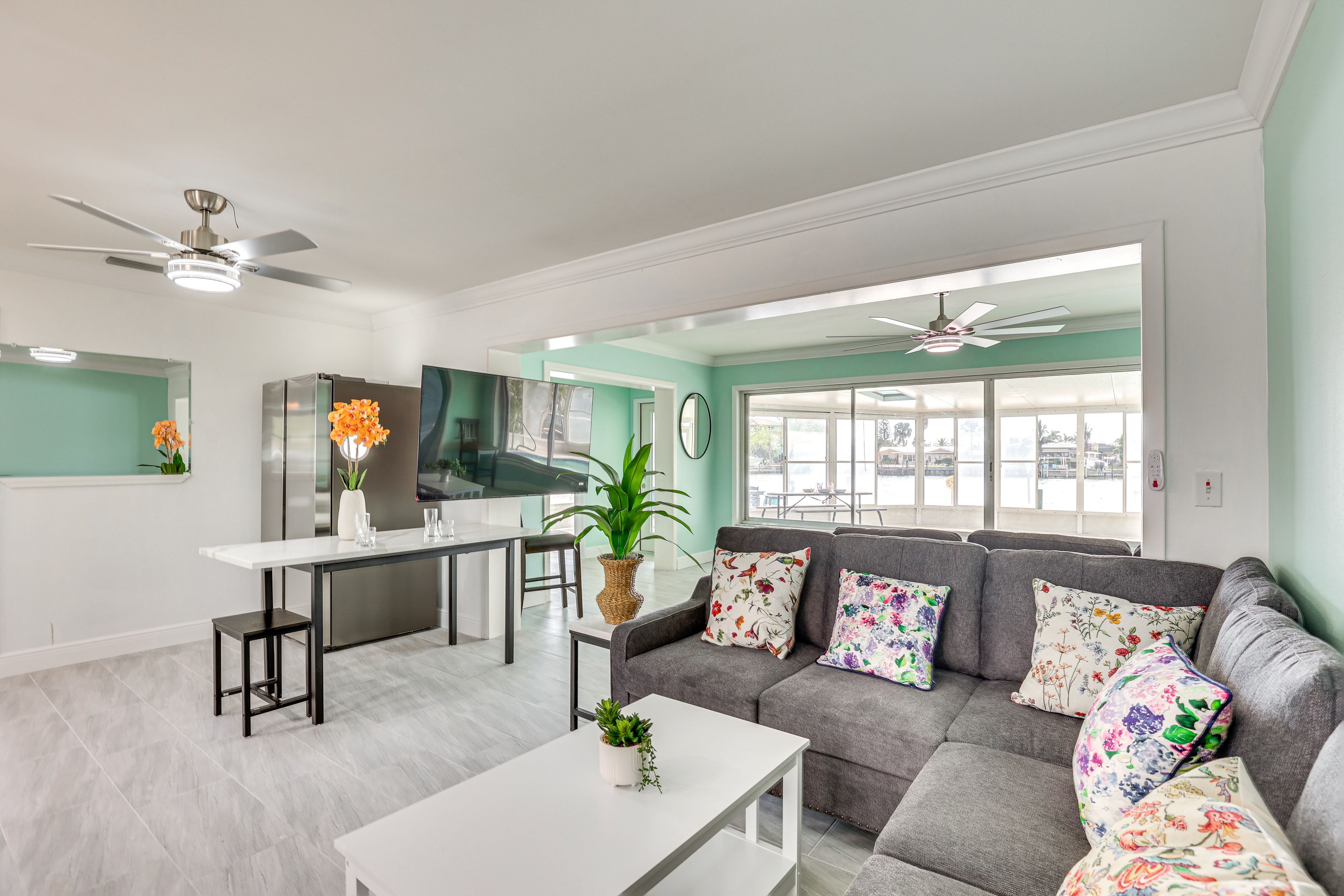Living Room | Free WiFi | Smart TV