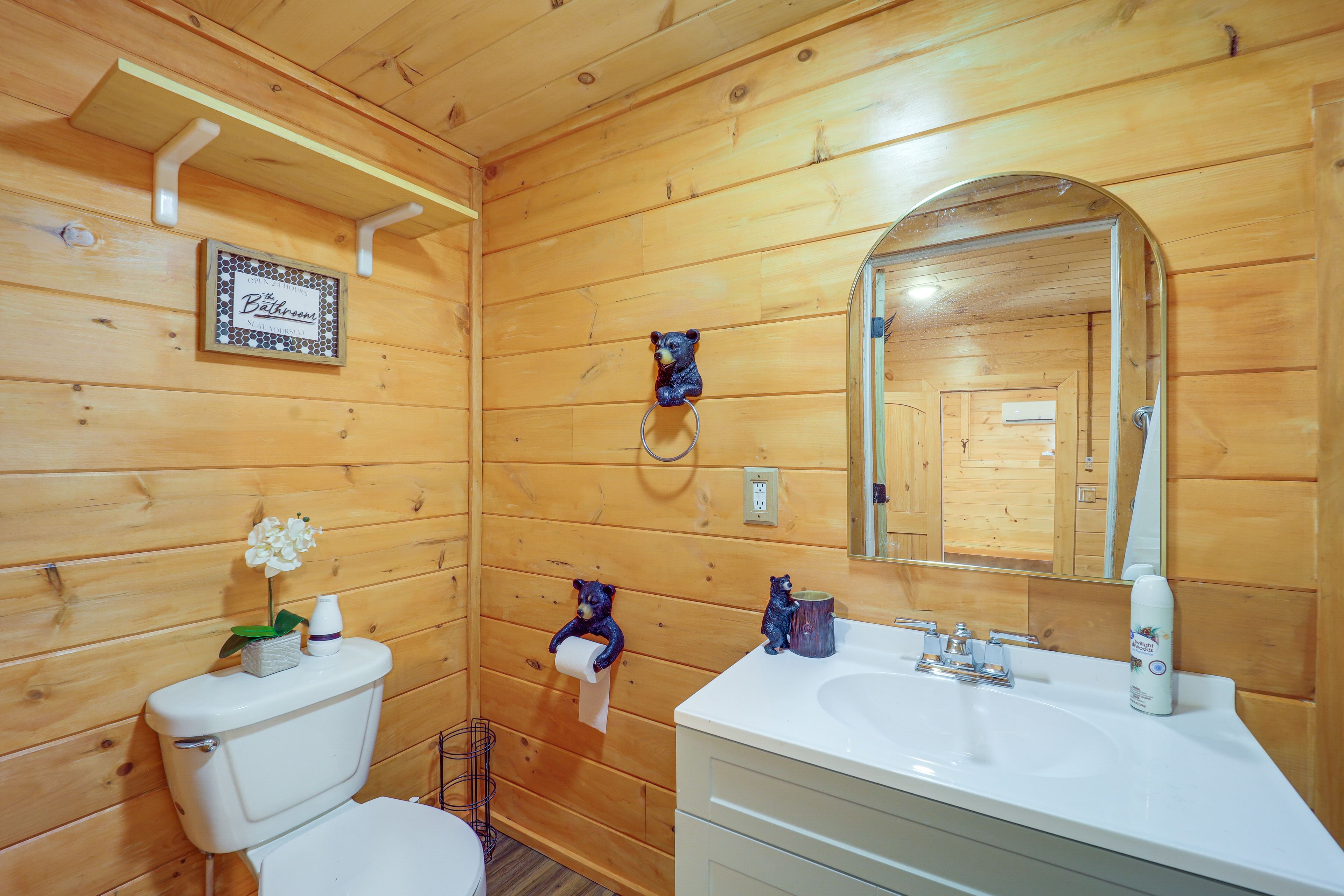 Full Bathroom | Towels Provided | Complimentary Toiletries
