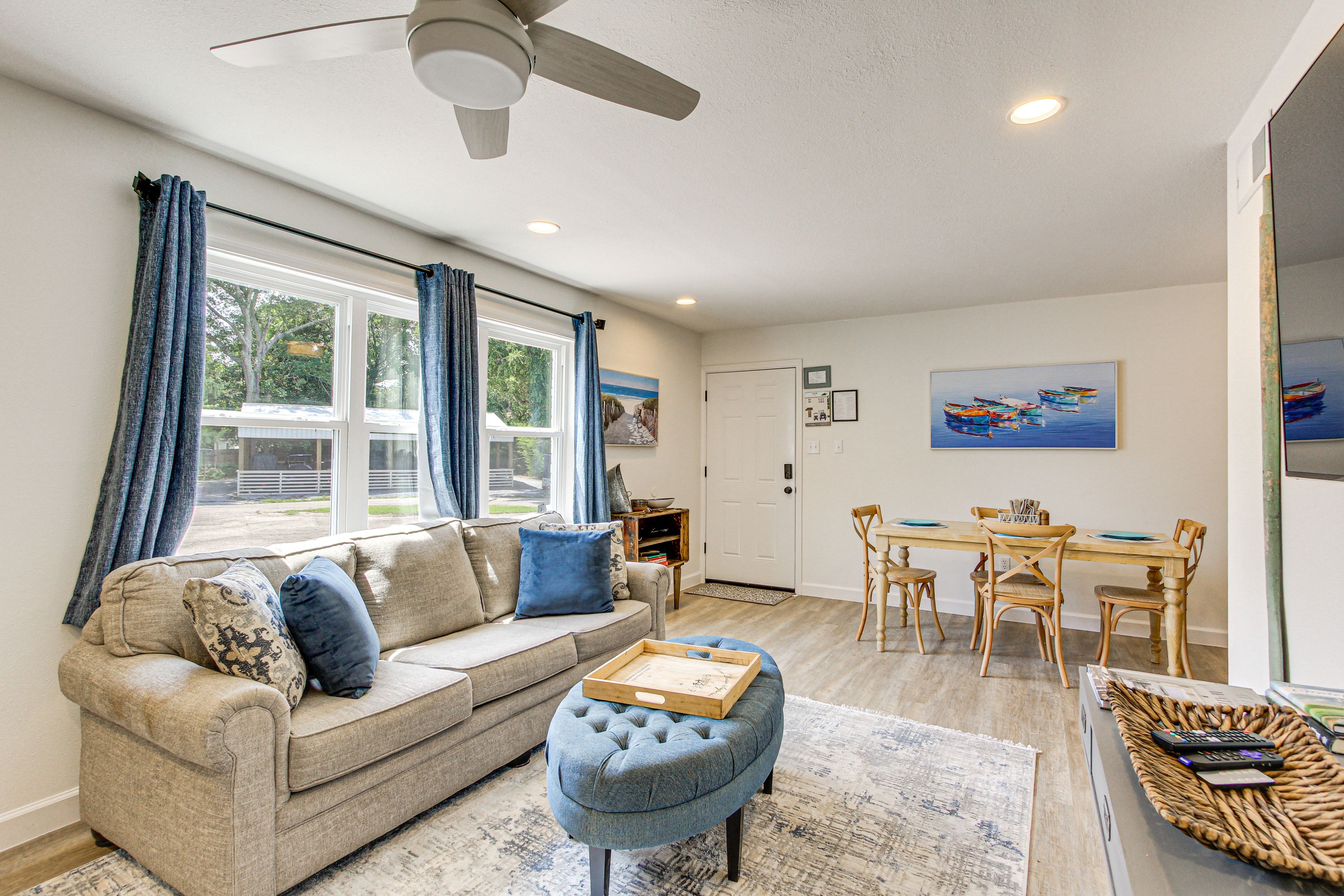 Living Room | Central A/C & Heating | Free WiFi