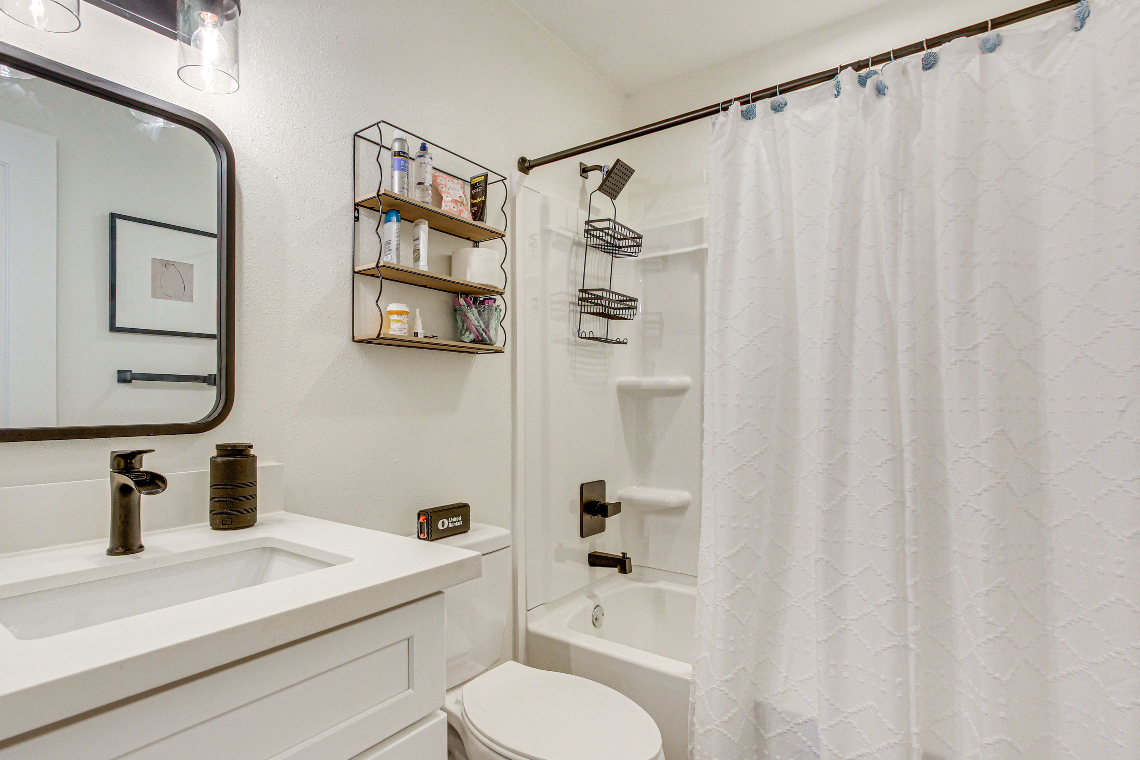 Full Bathroom | Towels Provided