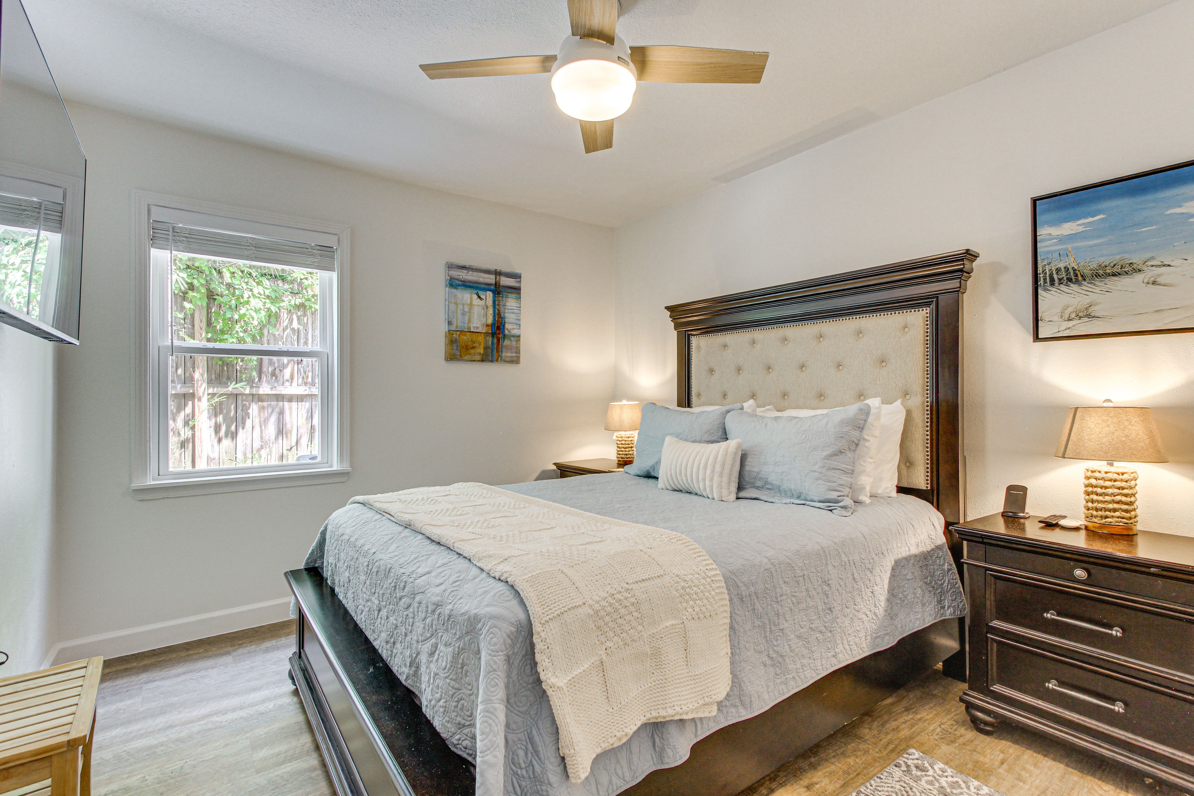 Bedroom | Queen Bed | Linens Provided