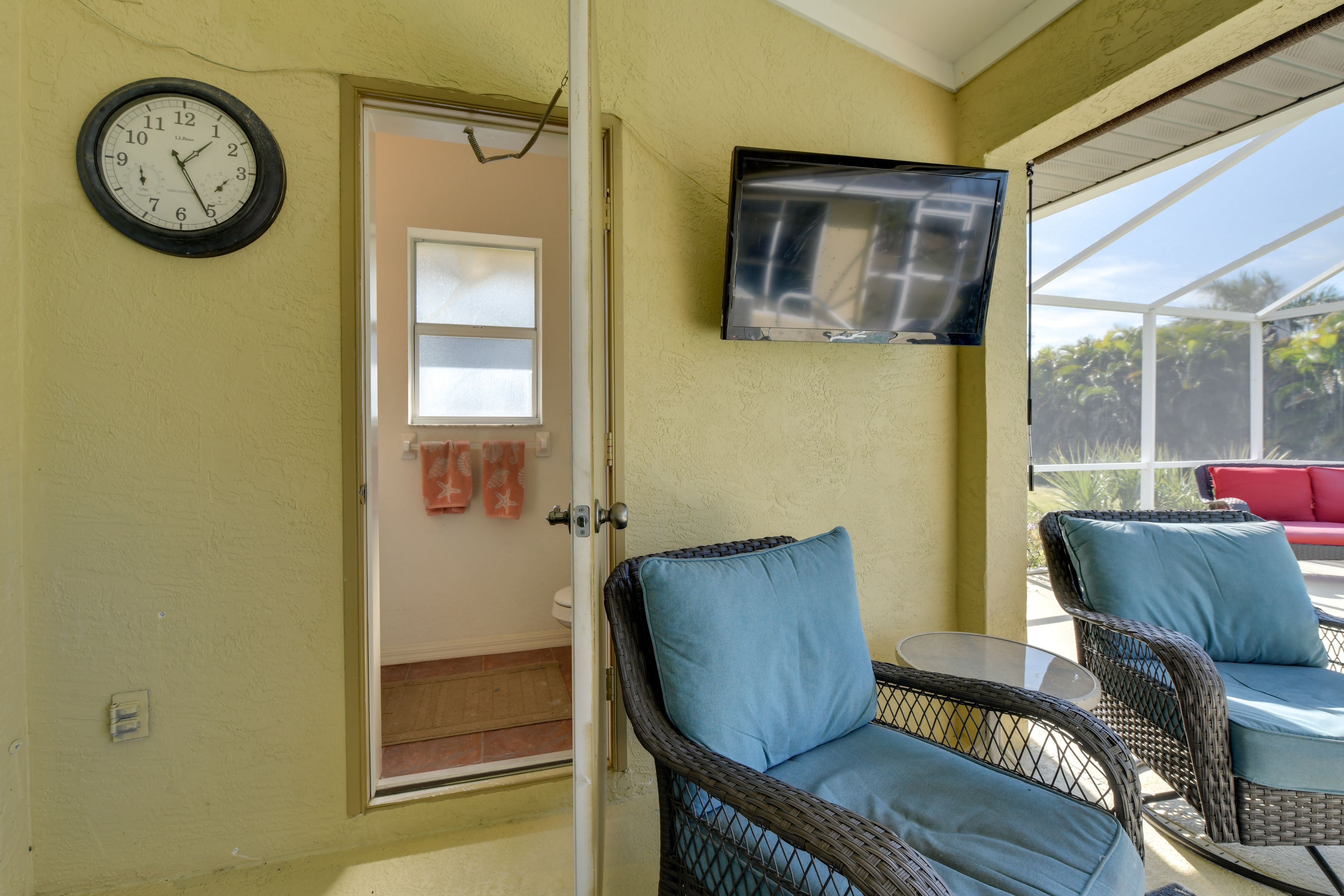 Half Bathroom | Access From Lanai