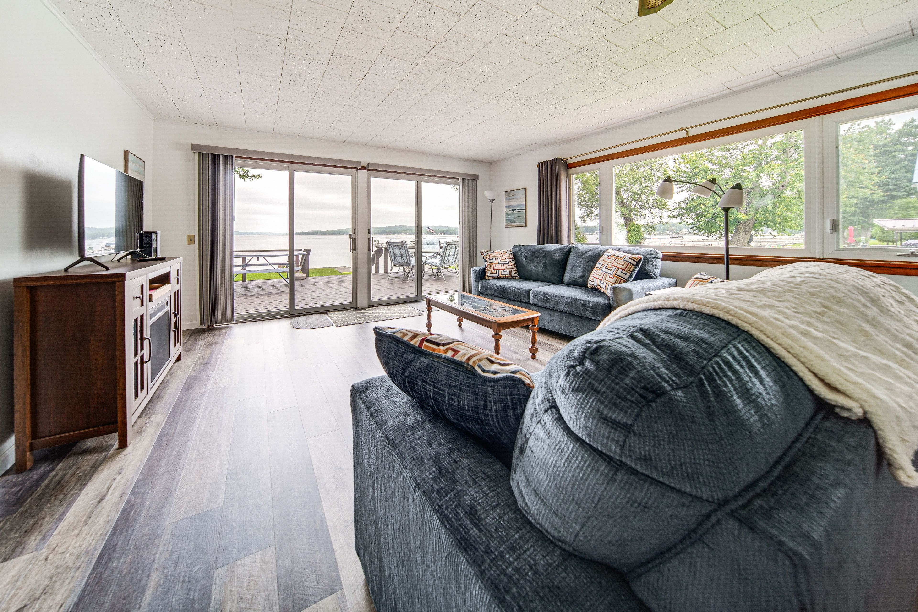 Living Room | Full Sleeper Sofa | Smart TV | Lake Views | Board Games