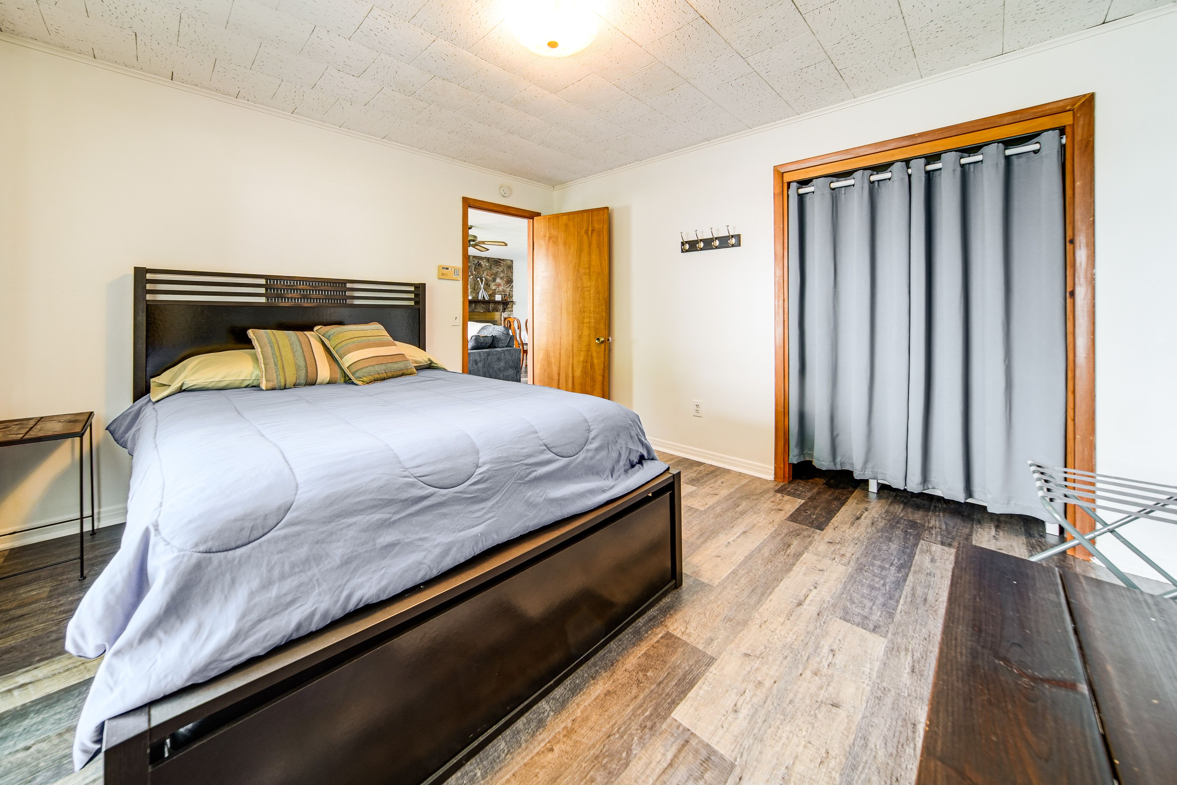 Bedroom 1 | Queen Bed