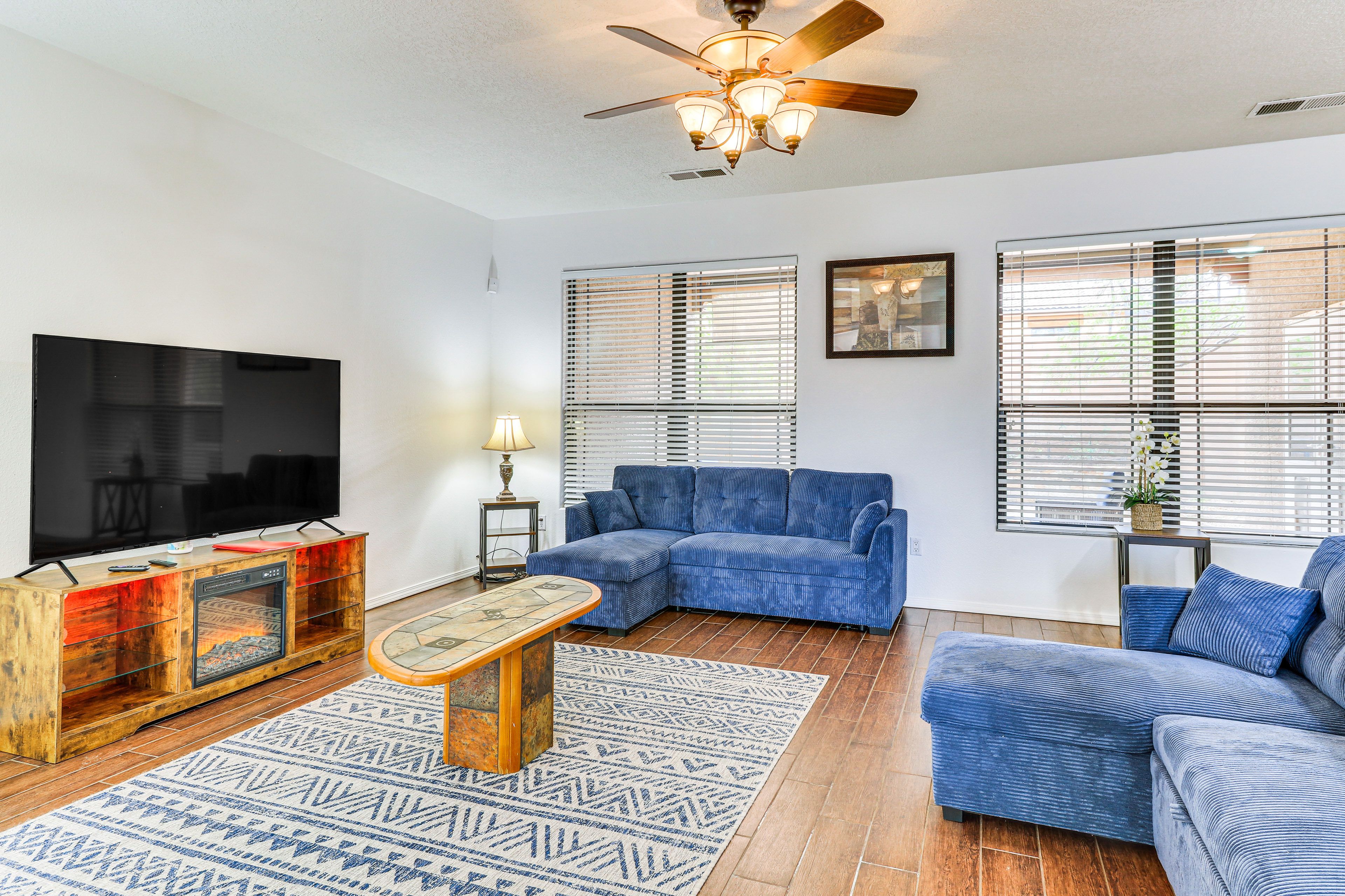 Living Room | Free WiFi | Central Heating & A/C | Smart TV