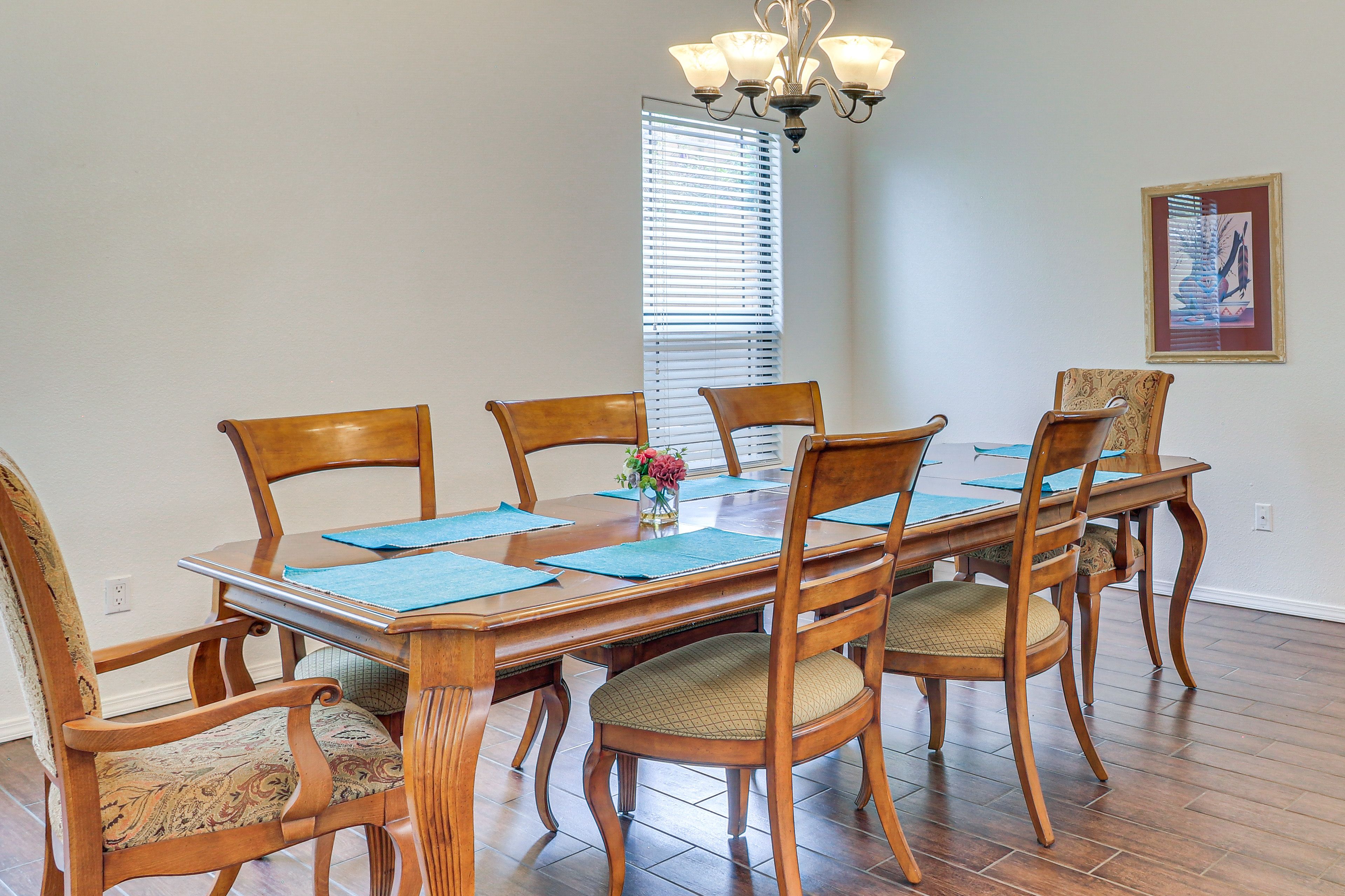 Dining Area | Dishware/Flatware Provided