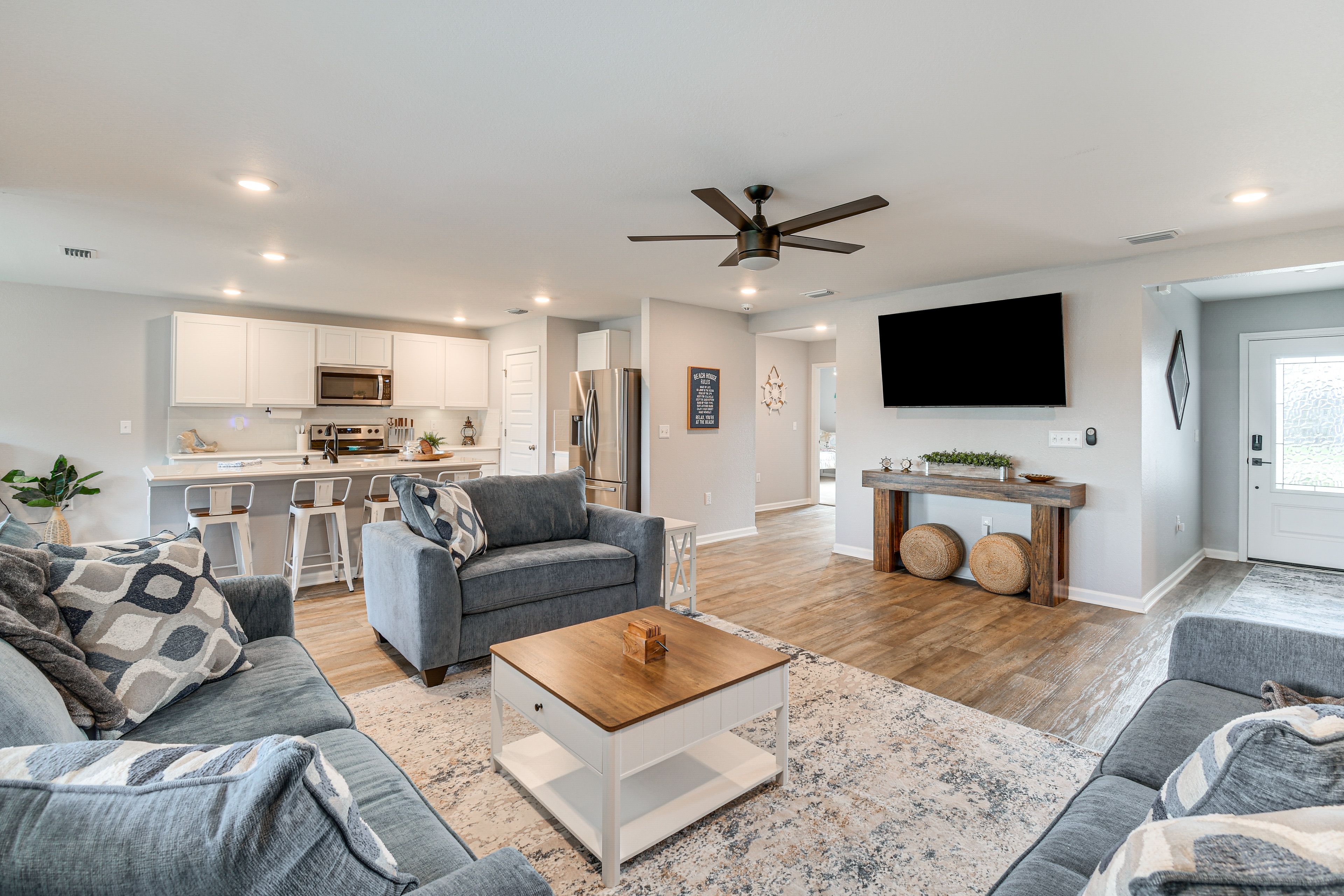 Living Room | Central A/C & Heating | Free WiFi | Queen Sleeper Sofa