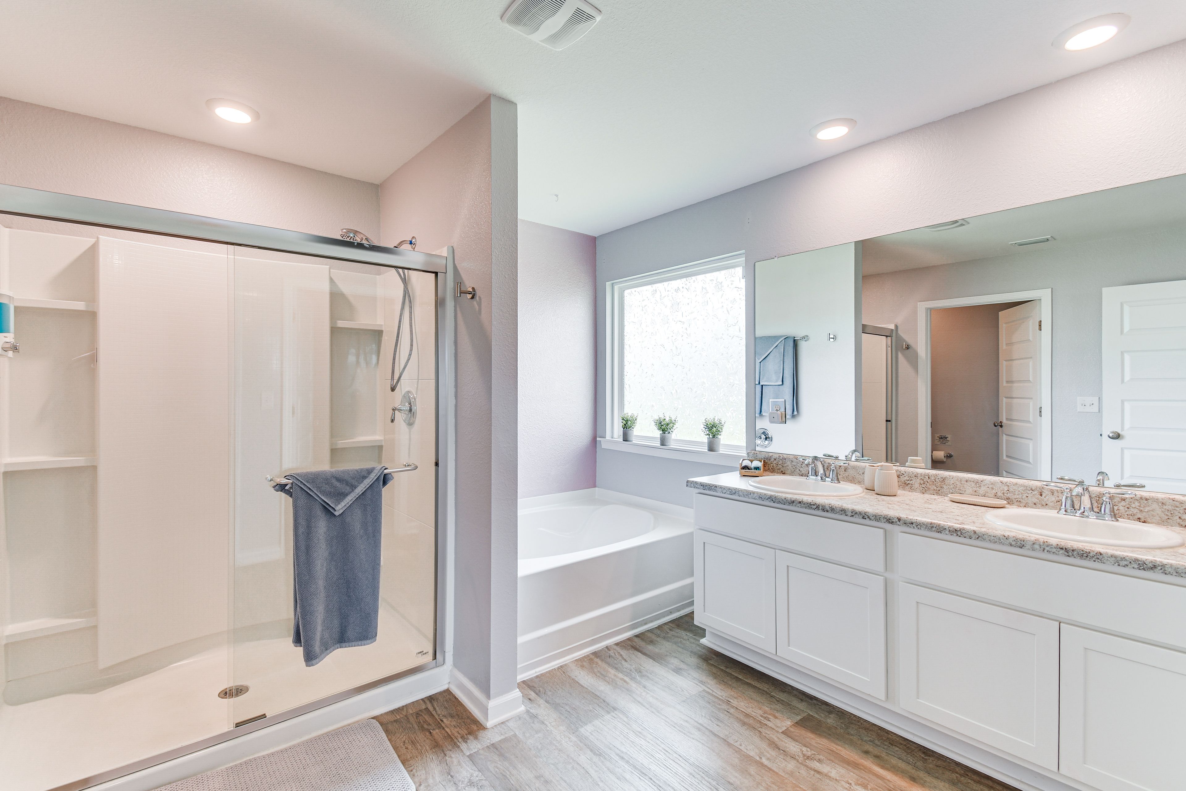 Full Bathroom | Towels Provided