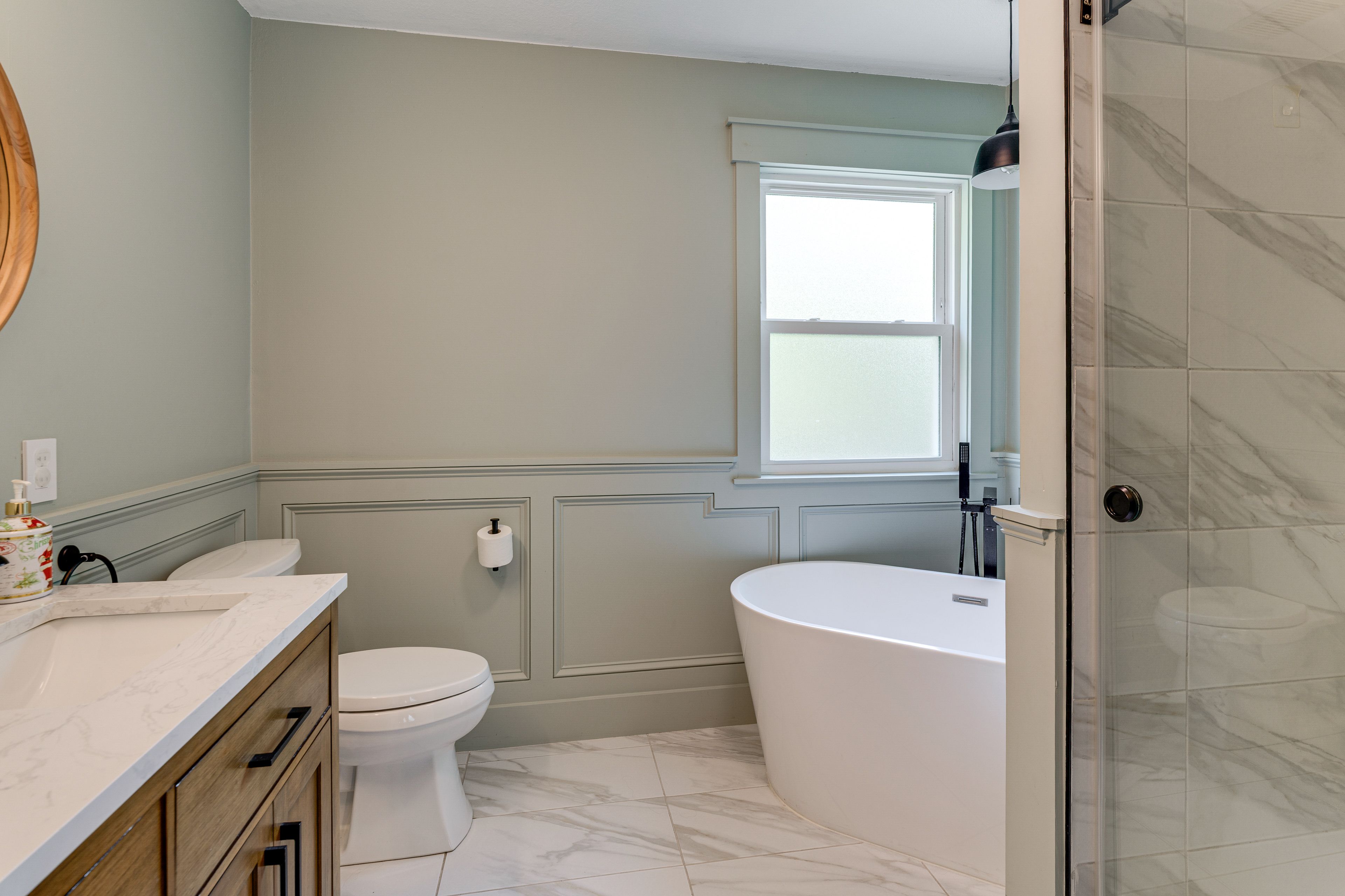 Full Bathroom | 2nd Floor